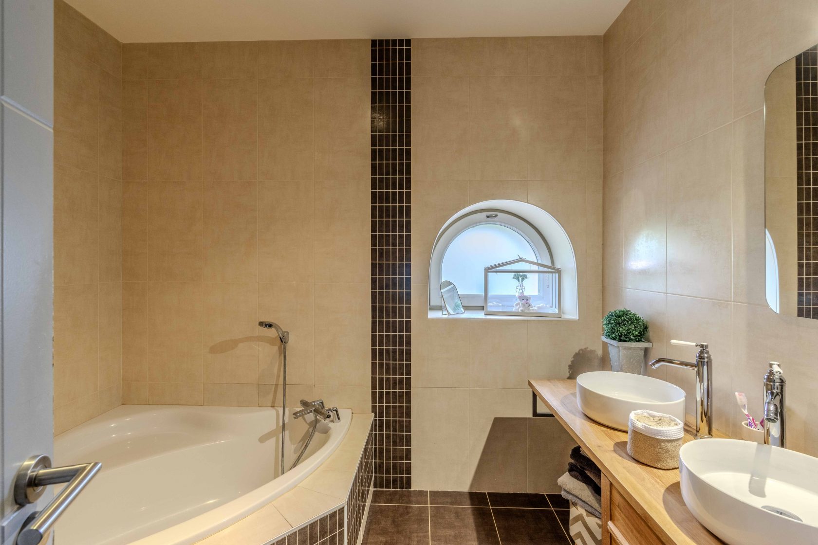 Bâtisse viticole rénovée avec piscine, studio et vaste jardin champêtre