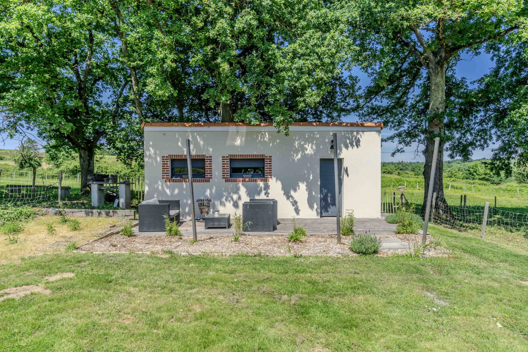 Bâtisse viticole rénovée avec piscine, studio et vaste jardin champêtre