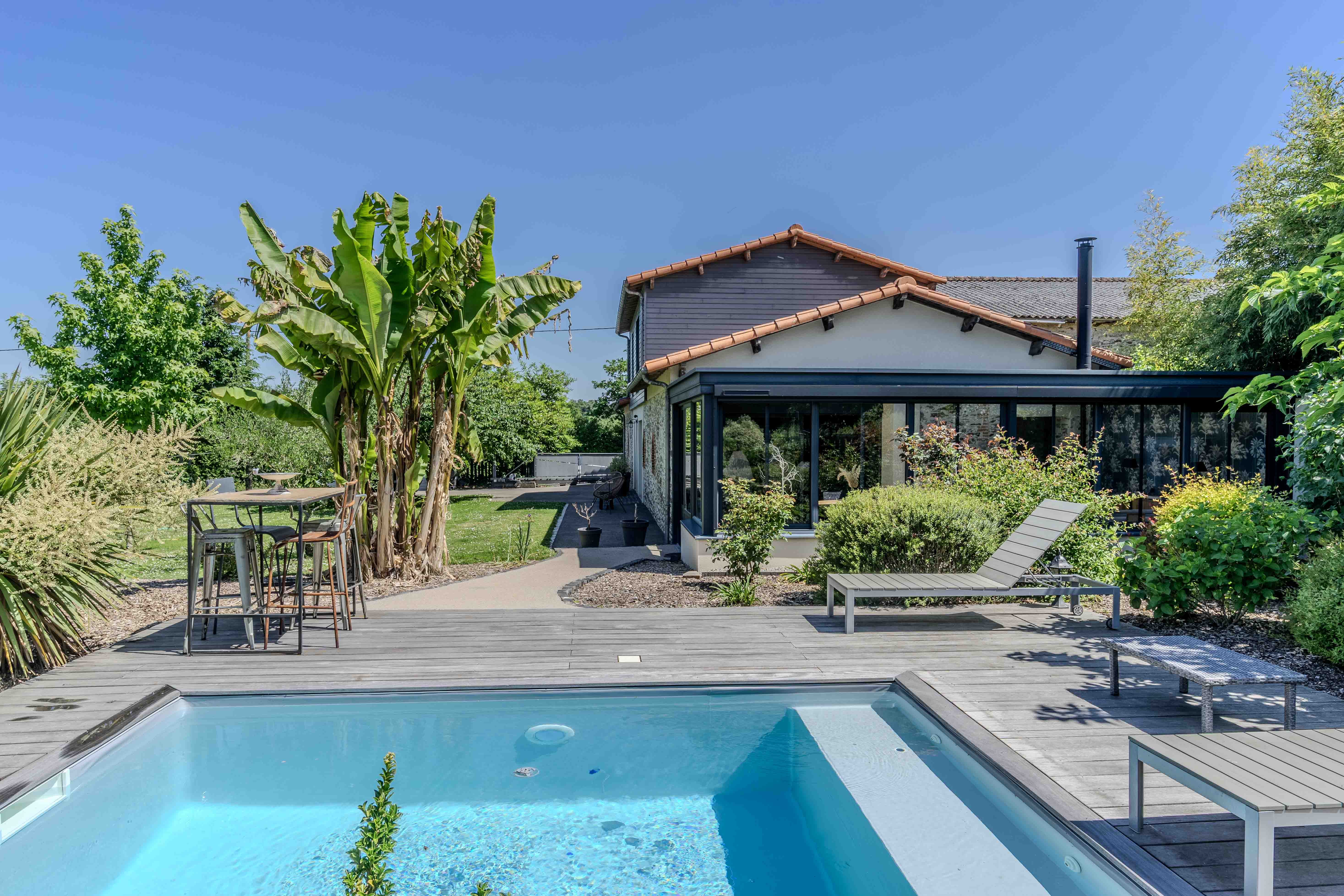 Bâtisse viticole rénovée avec piscine, studio et vaste jardin champêtre