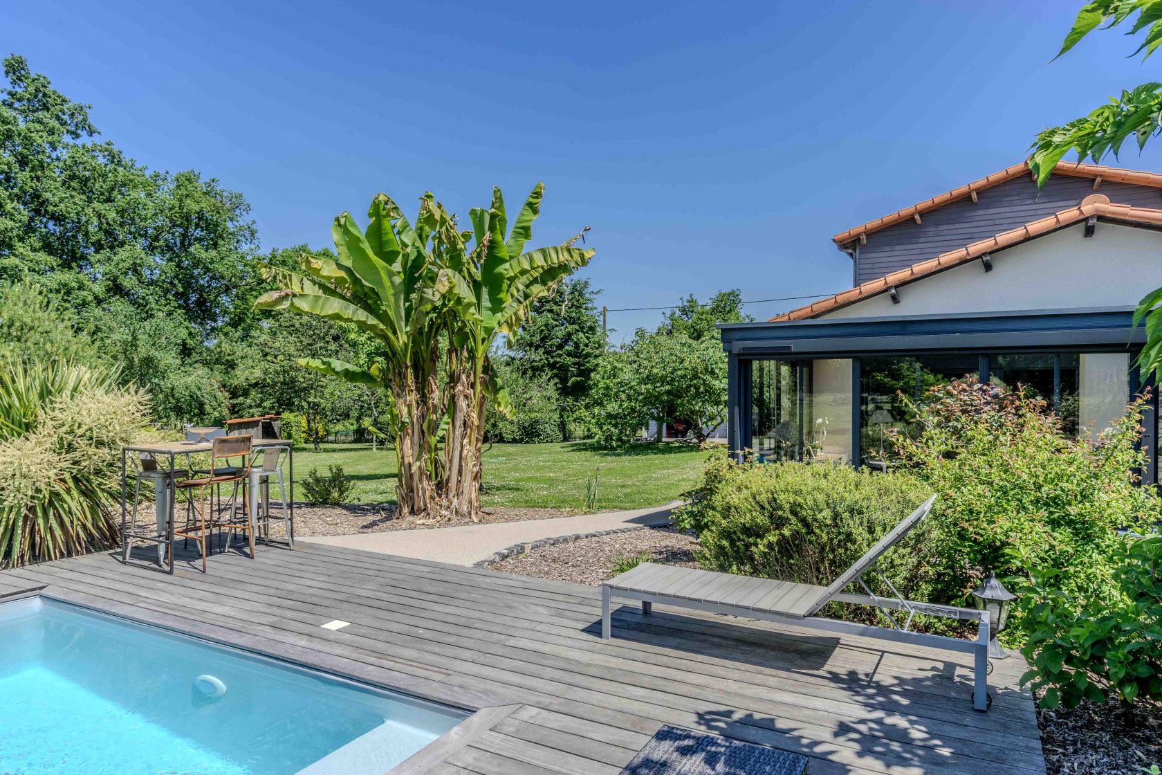 Bâtisse viticole rénovée avec piscine, studio et vaste jardin champêtre