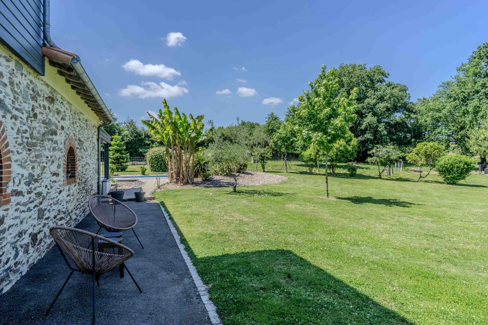 Bâtisse viticole rénovée avec piscine, studio et vaste jardin champêtre