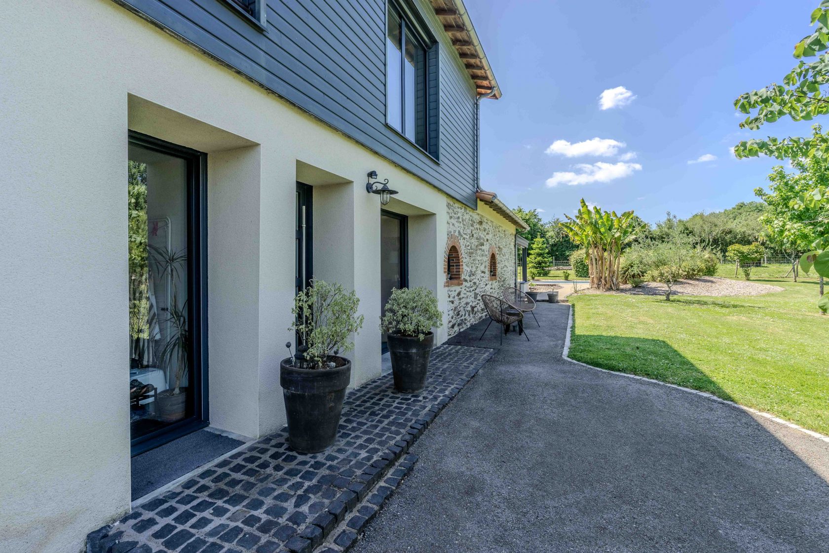 Bâtisse viticole rénovée avec piscine, studio et vaste jardin champêtre