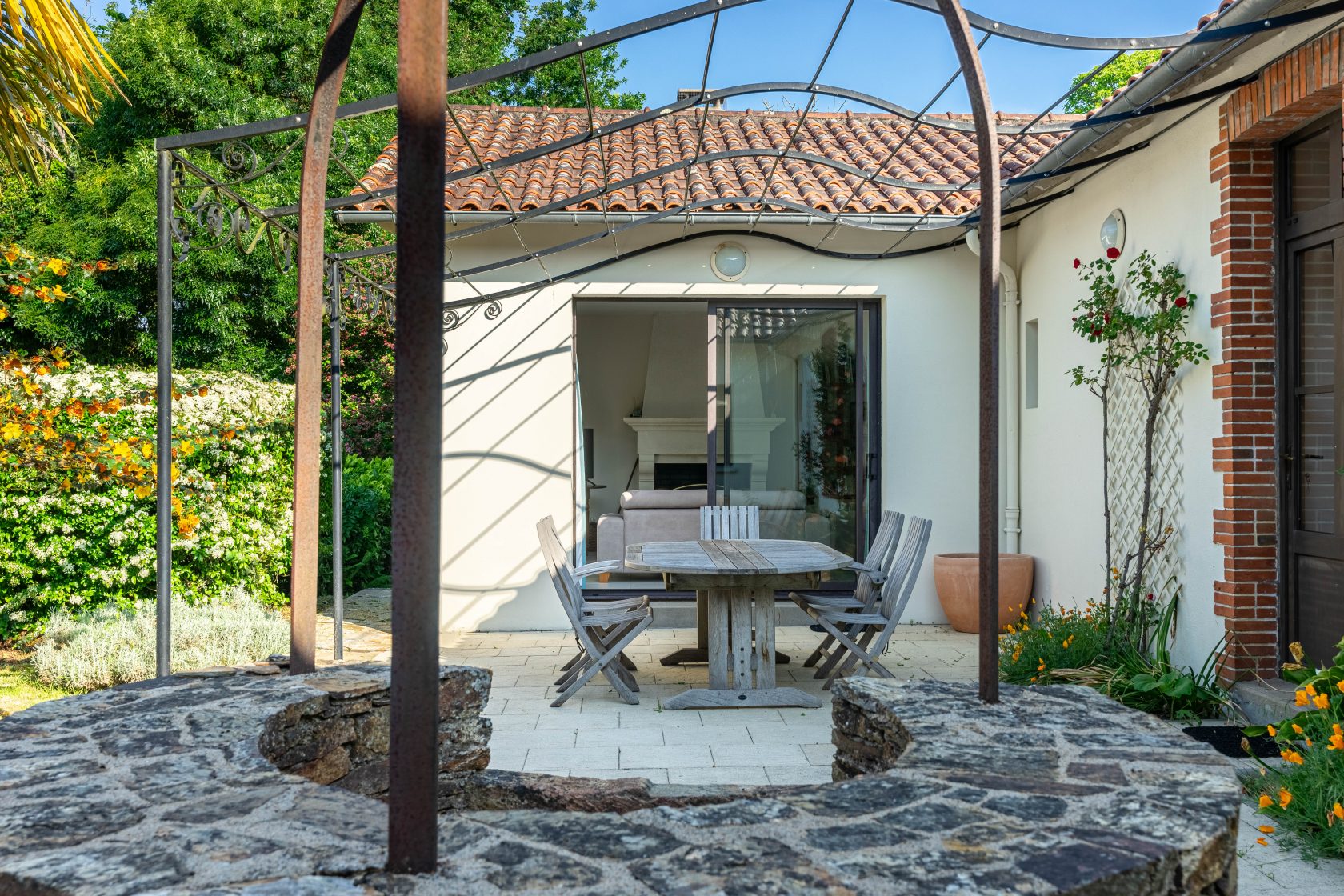 In Saint-Fiacre-sur-Maine, the discreet elegance of a life between vines and light.