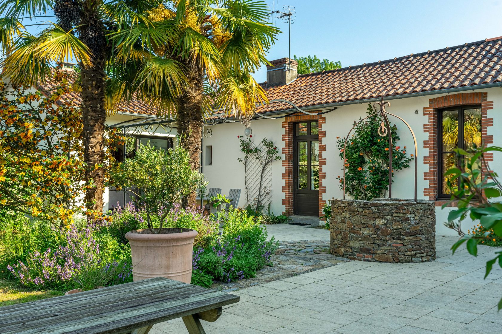 In Saint-Fiacre-sur-Maine, the discreet elegance of a life between vines and light.