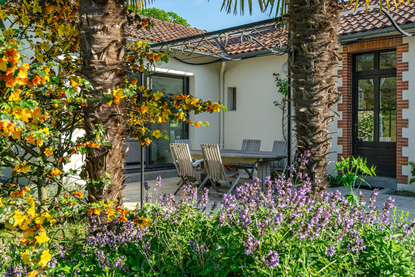 In Saint-Fiacre-sur-Maine, the discreet elegance of a life between vines and light.
