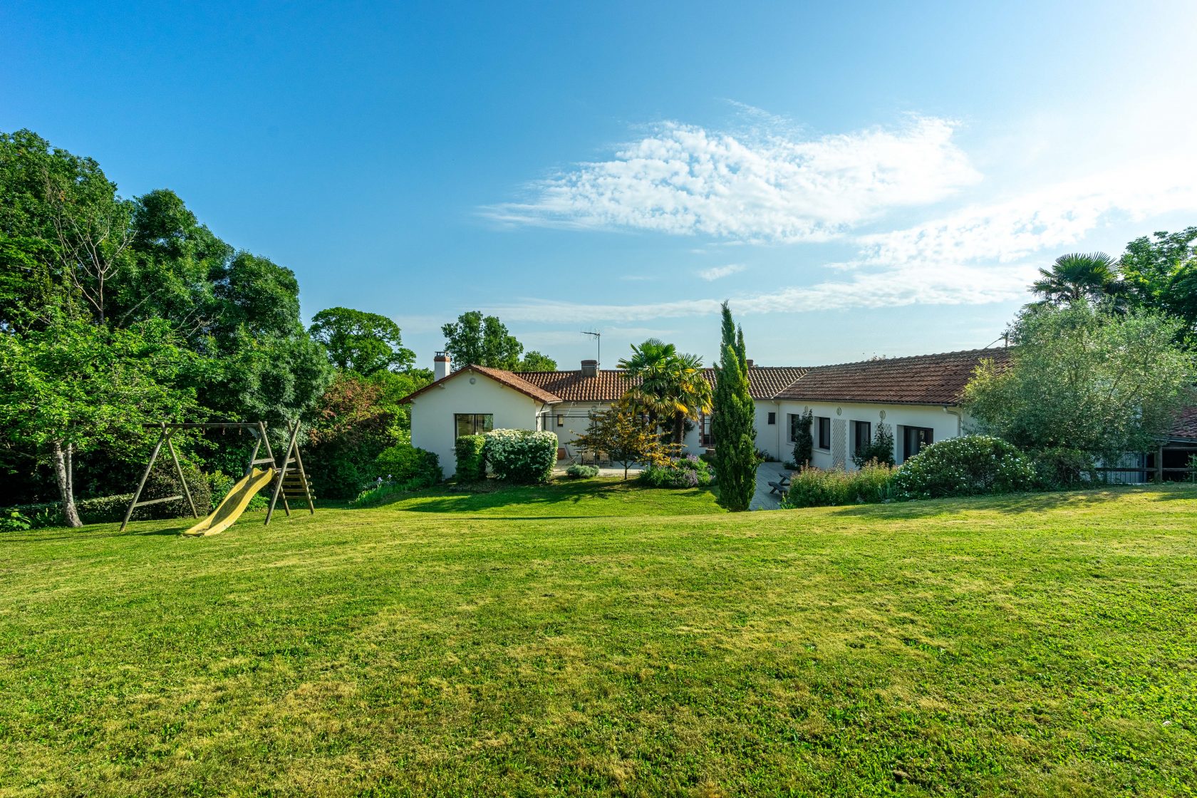 In Saint-Fiacre-sur-Maine, the discreet elegance of a life between vines and light.