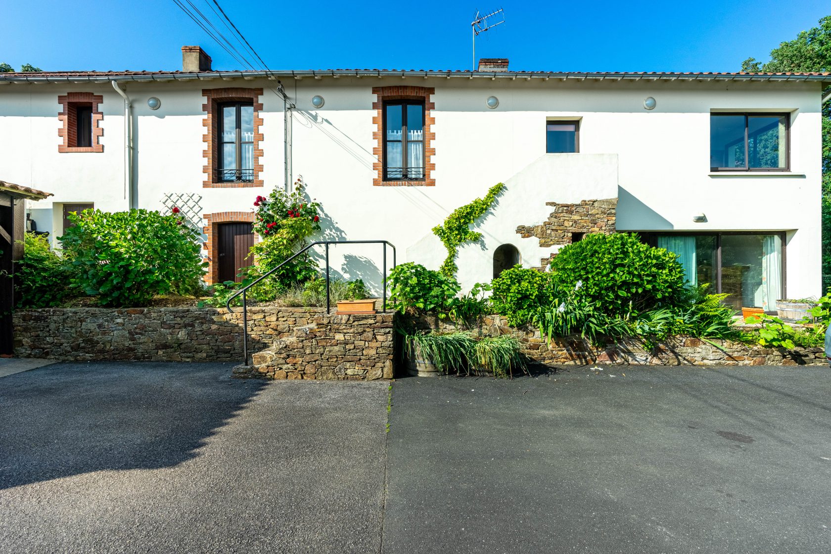 In Saint-Fiacre-sur-Maine, the discreet elegance of a life between vines and light.