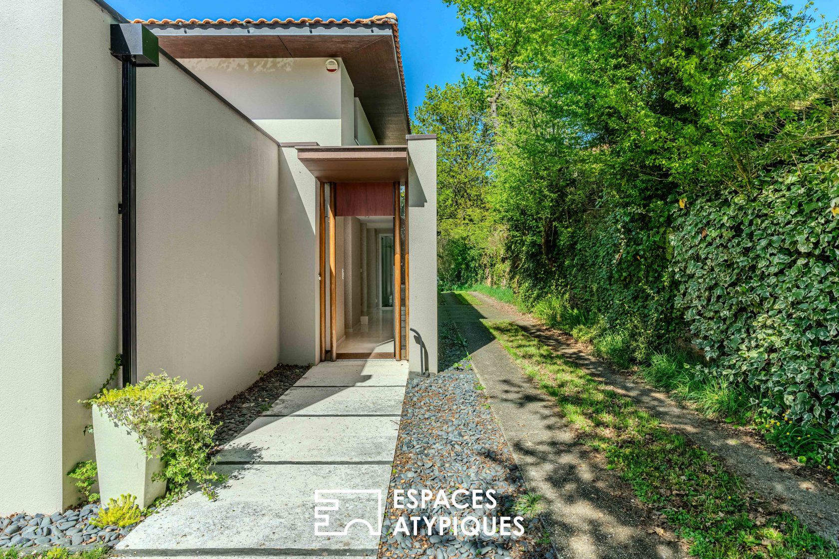 Architect-designed house with views of the Loire Valley