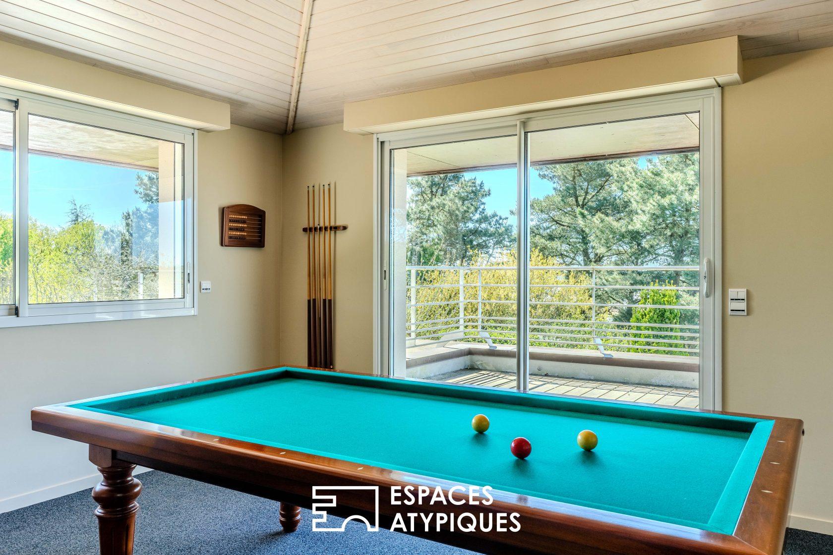 Architect-designed house with views of the Loire Valley