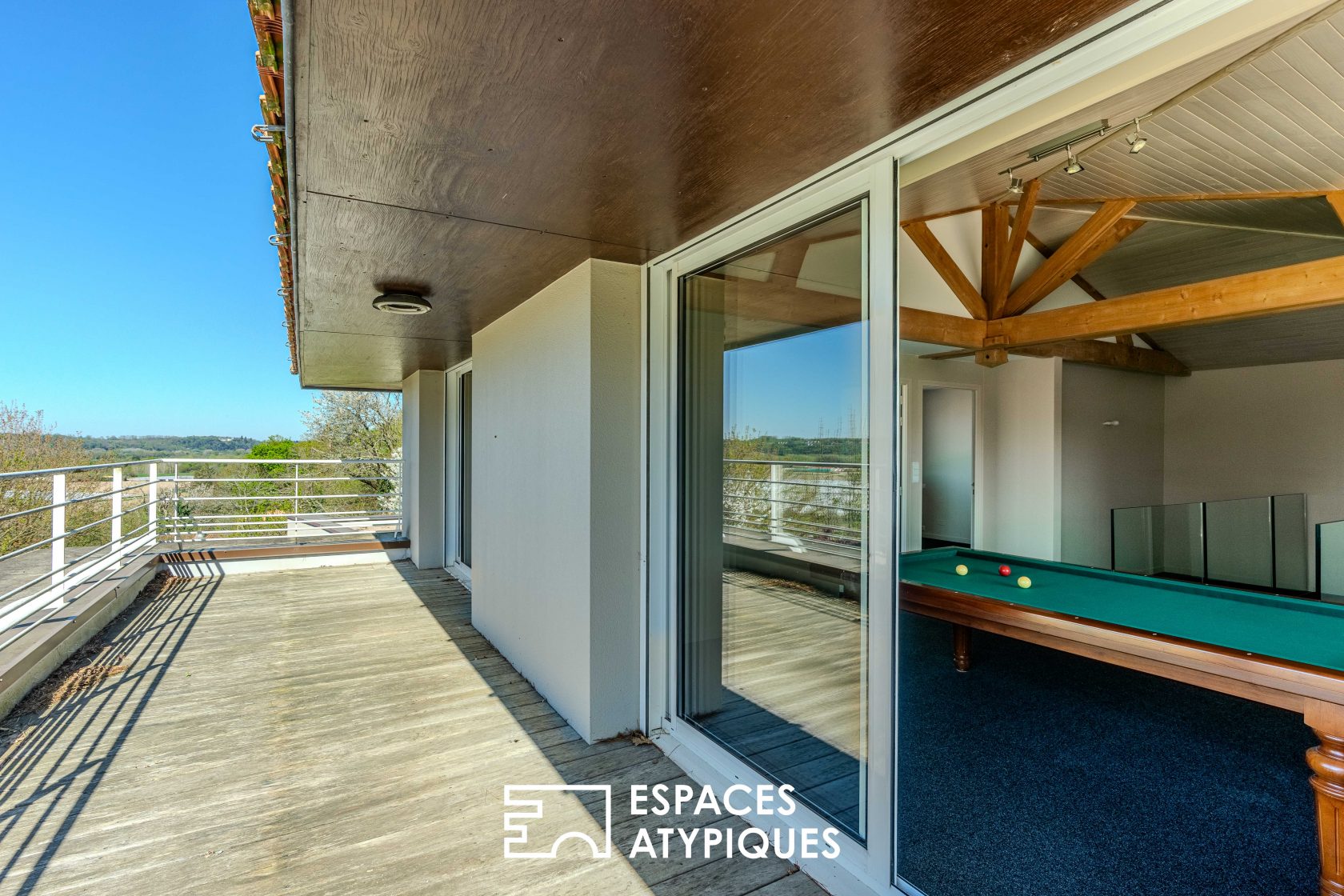 Architect-designed house with views of the Loire Valley