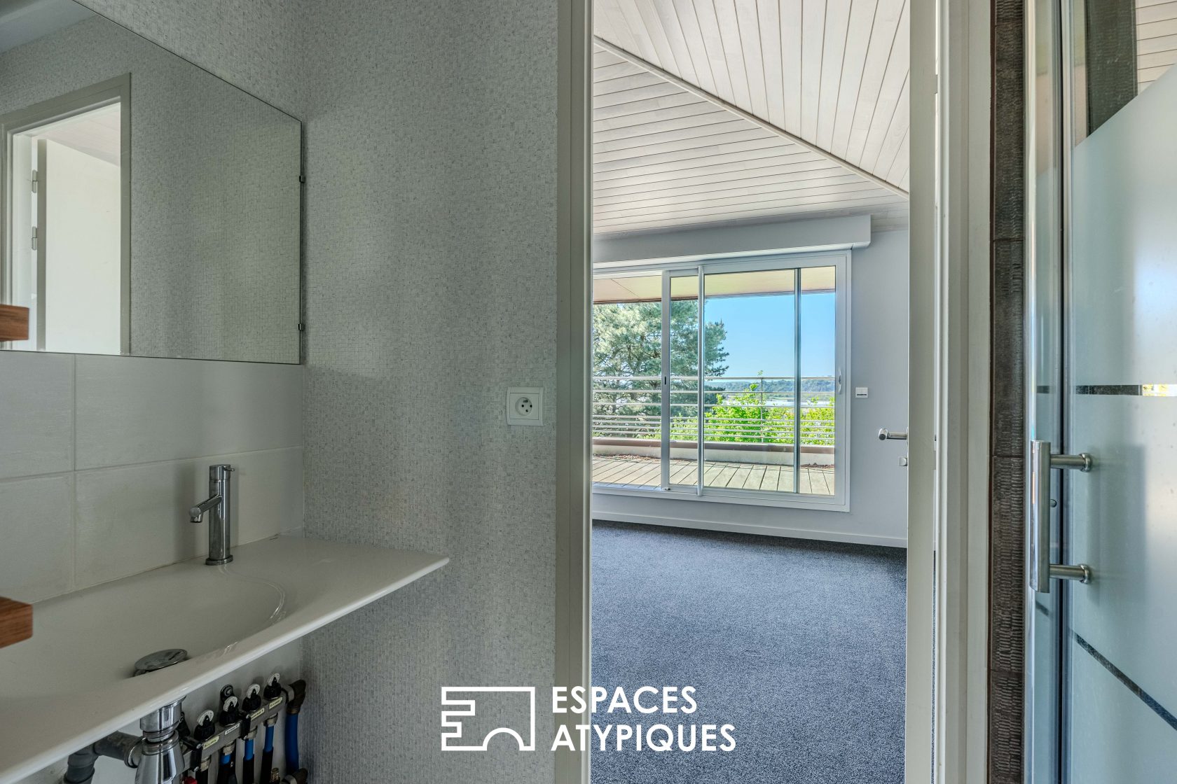 Architect-designed house with views of the Loire Valley