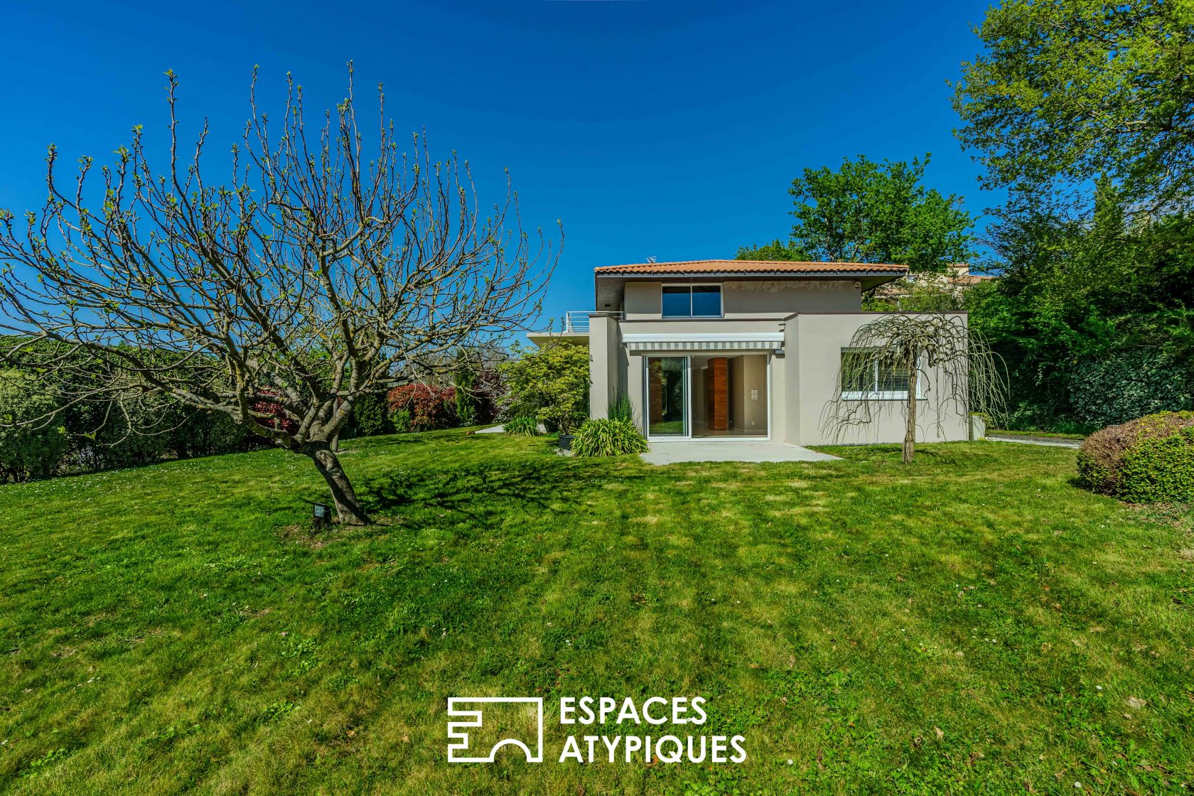 Architect-designed house with views of the Loire Valley
