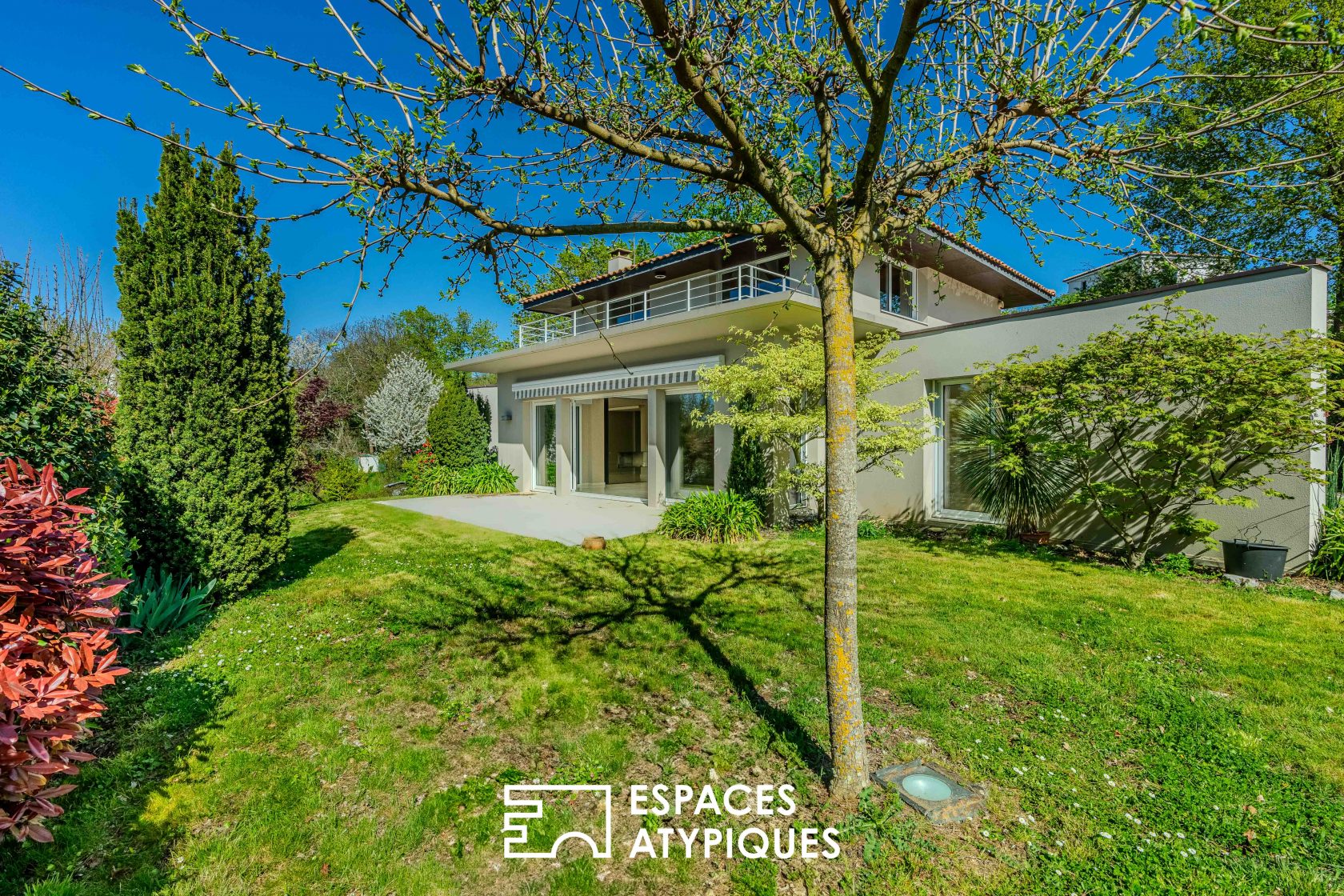 Architect-designed house with views of the Loire Valley