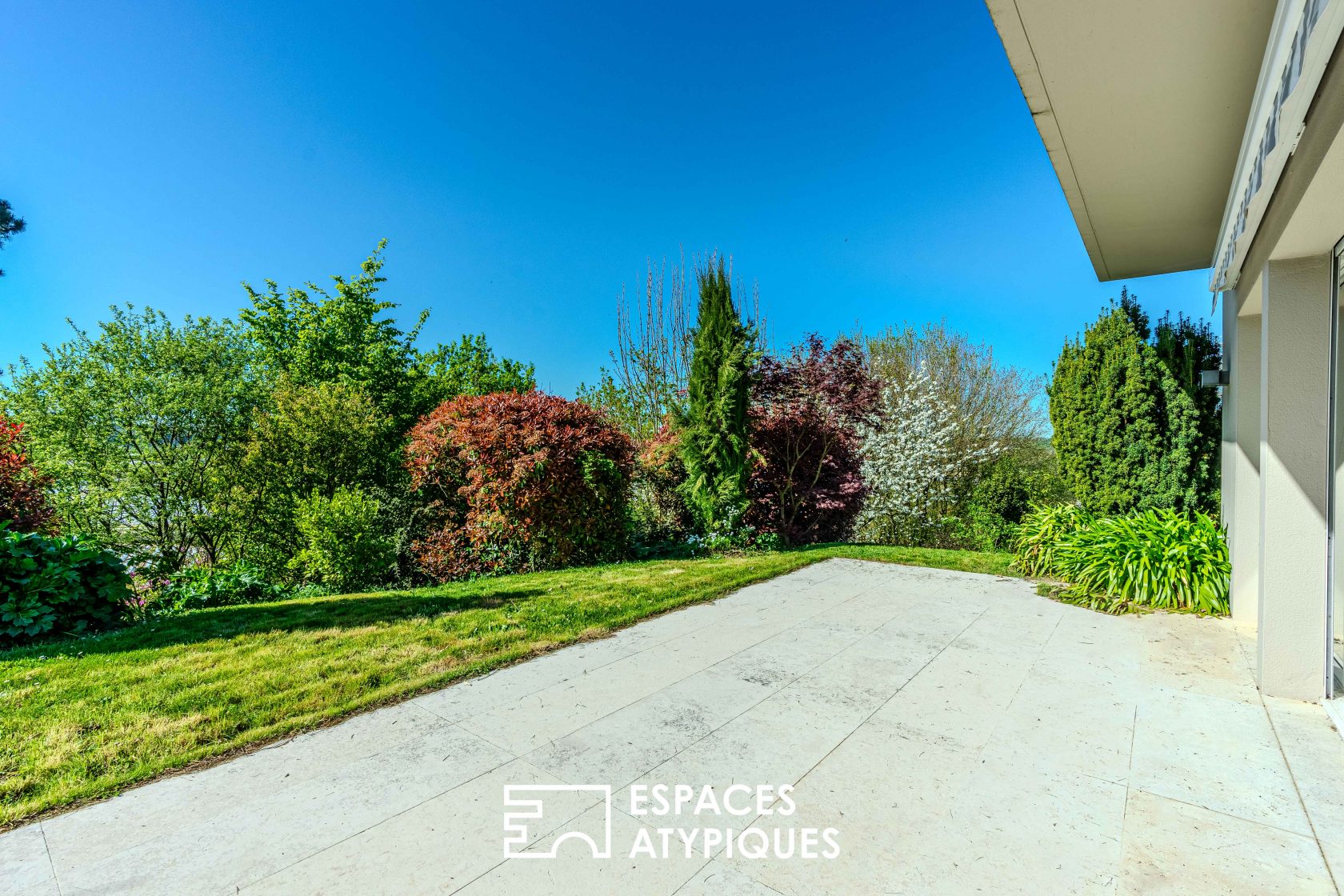 Architect-designed house with views of the Loire Valley