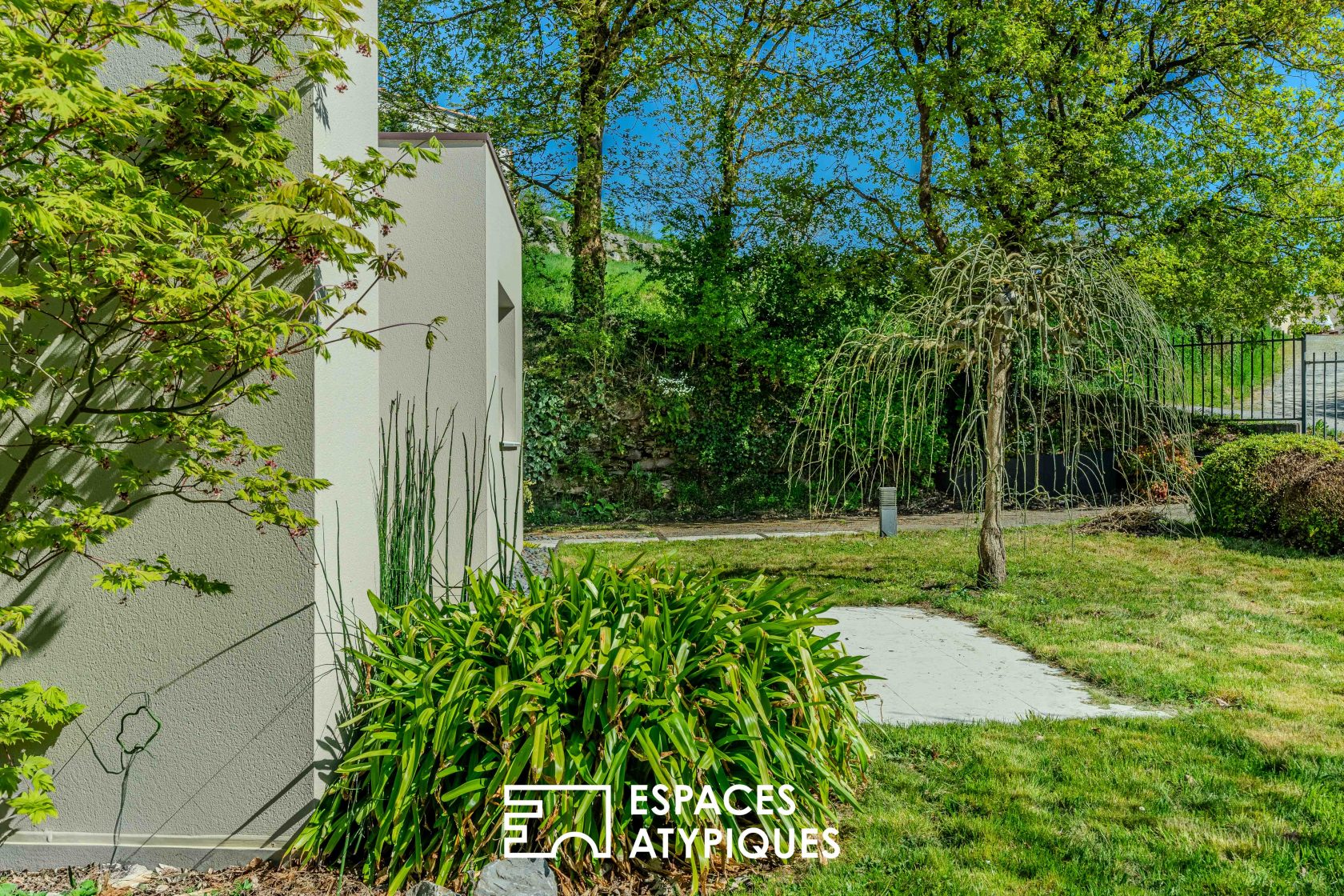 Architect-designed house with views of the Loire Valley