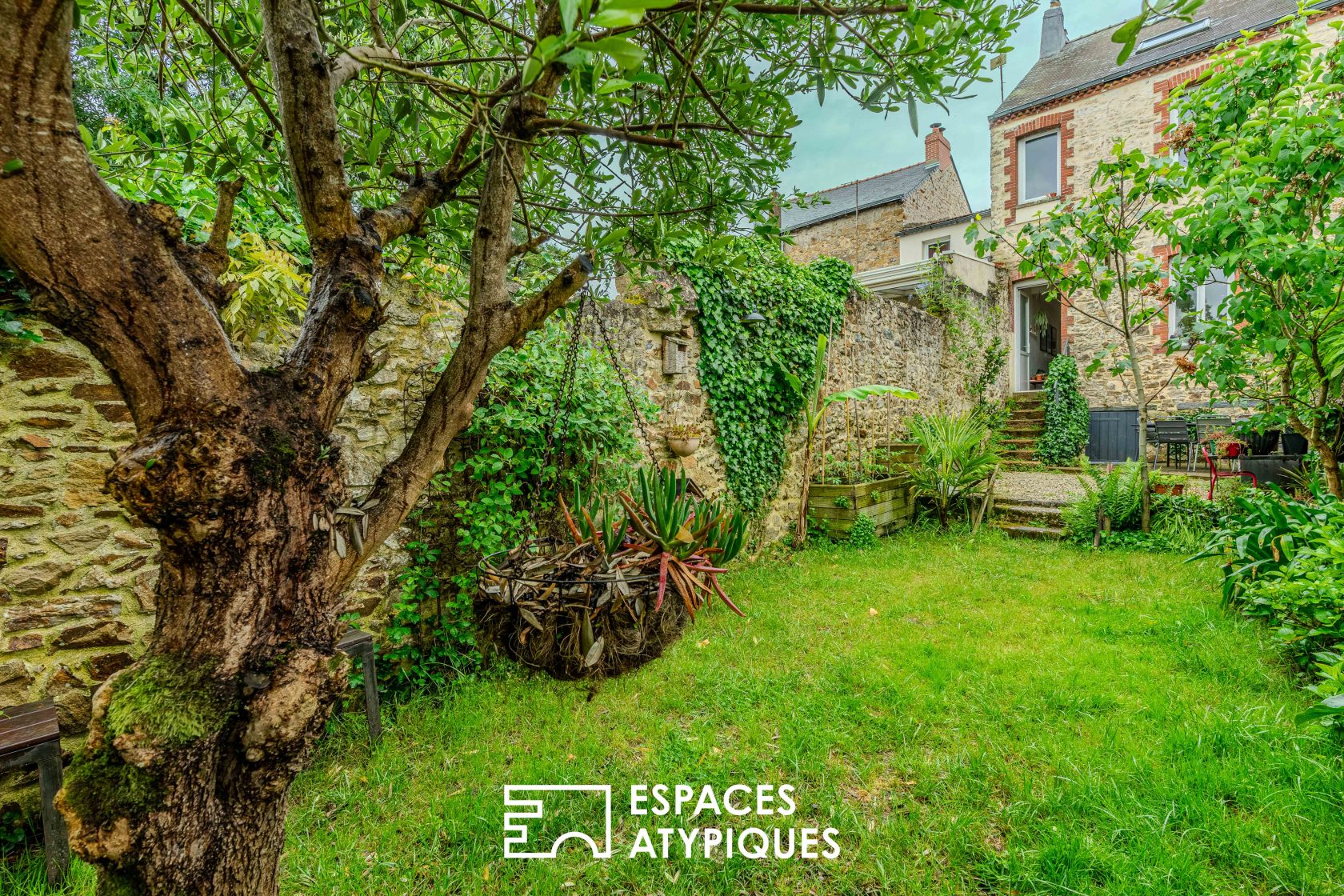 Charming house with garden, terrace and garage near Nantes