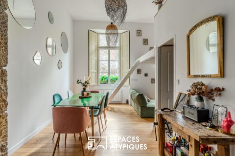 A characterful setting with a mezzanine, right in the center of Nantes