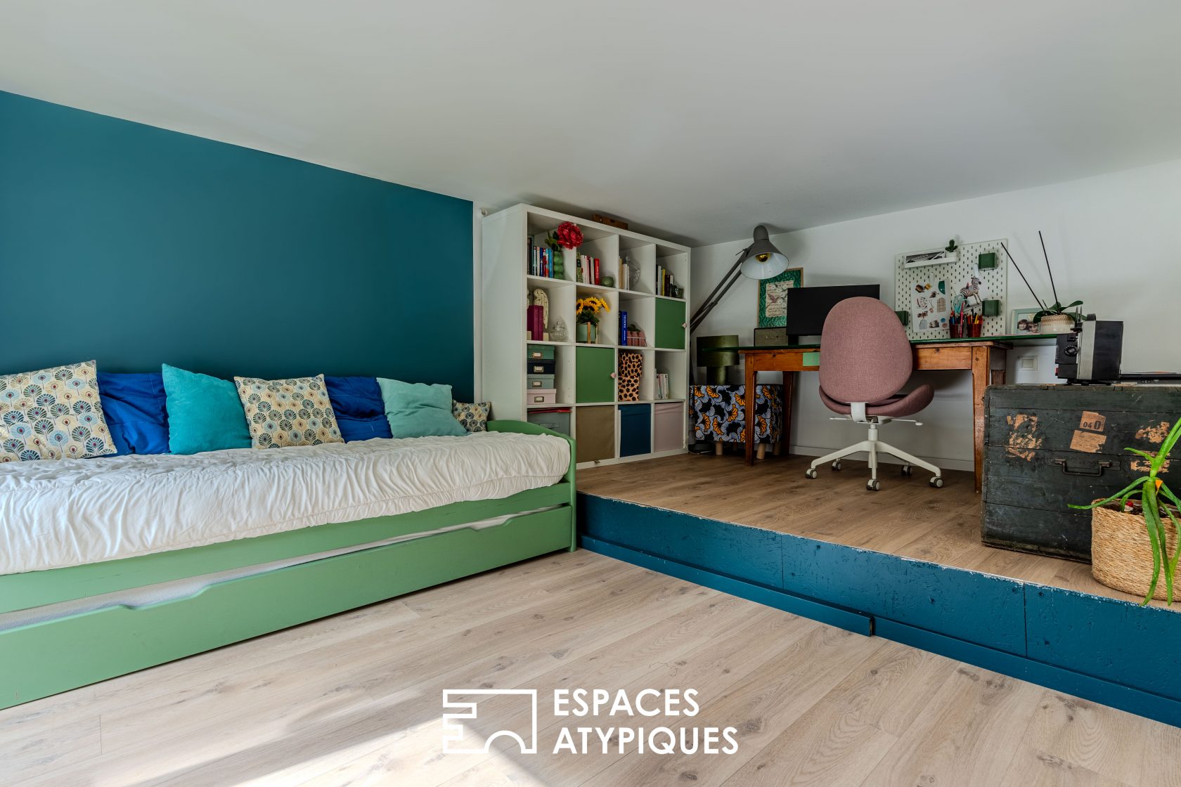 A characterful setting with a mezzanine, right in the center of Nantes