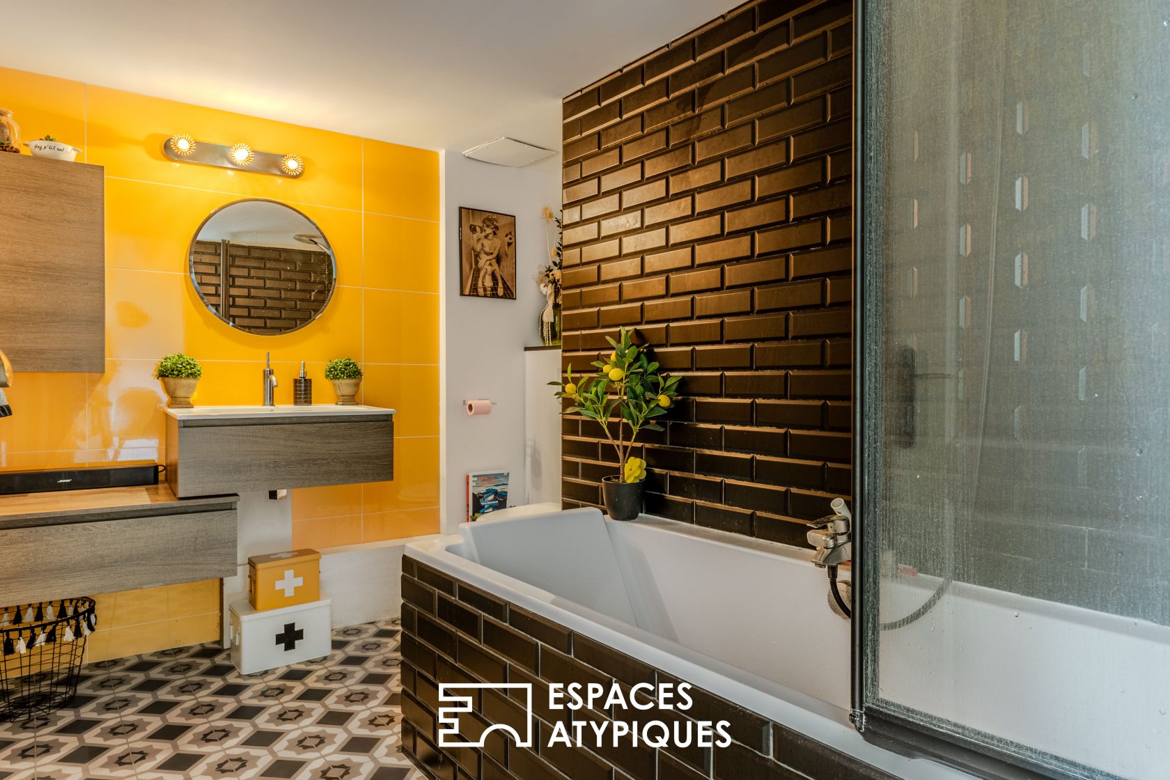 A characterful setting with a mezzanine, right in the center of Nantes