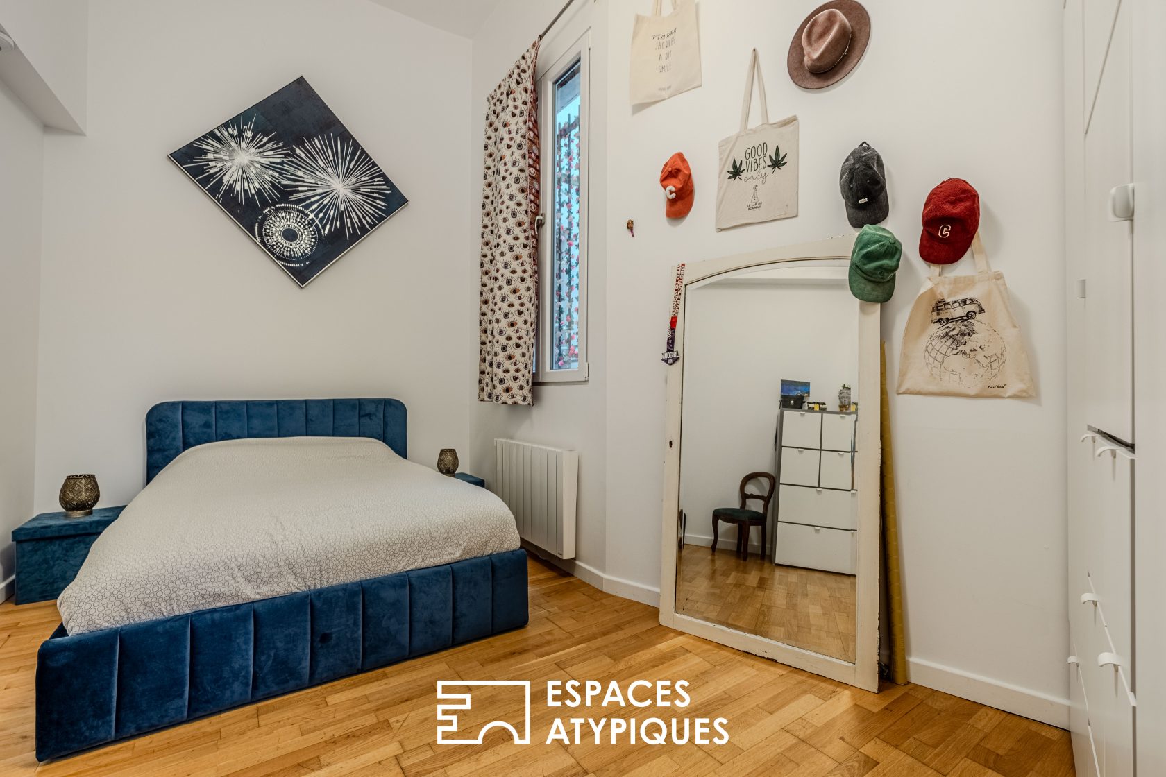 A characterful setting with a mezzanine, right in the center of Nantes