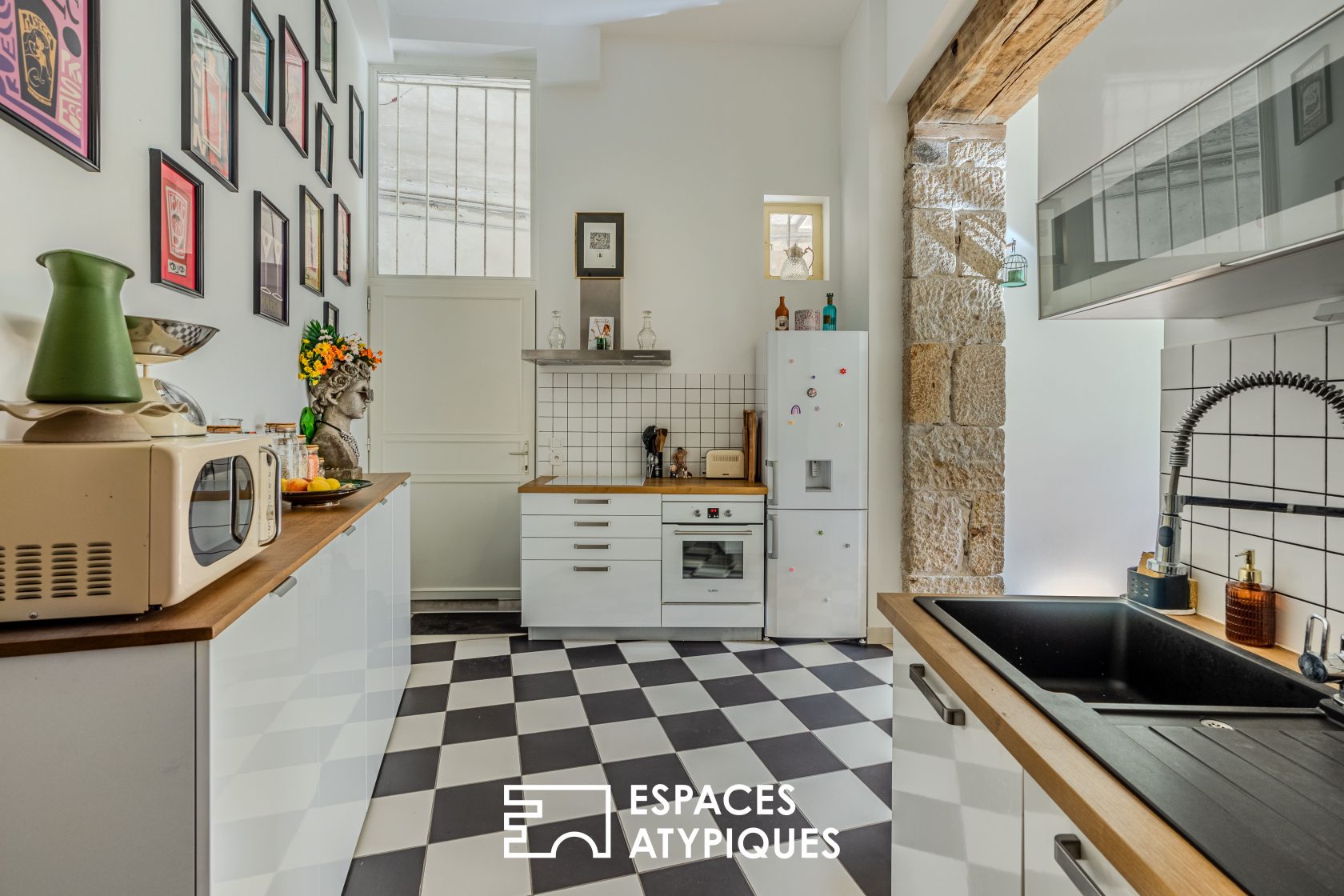 A characterful setting with a mezzanine, right in the center of Nantes