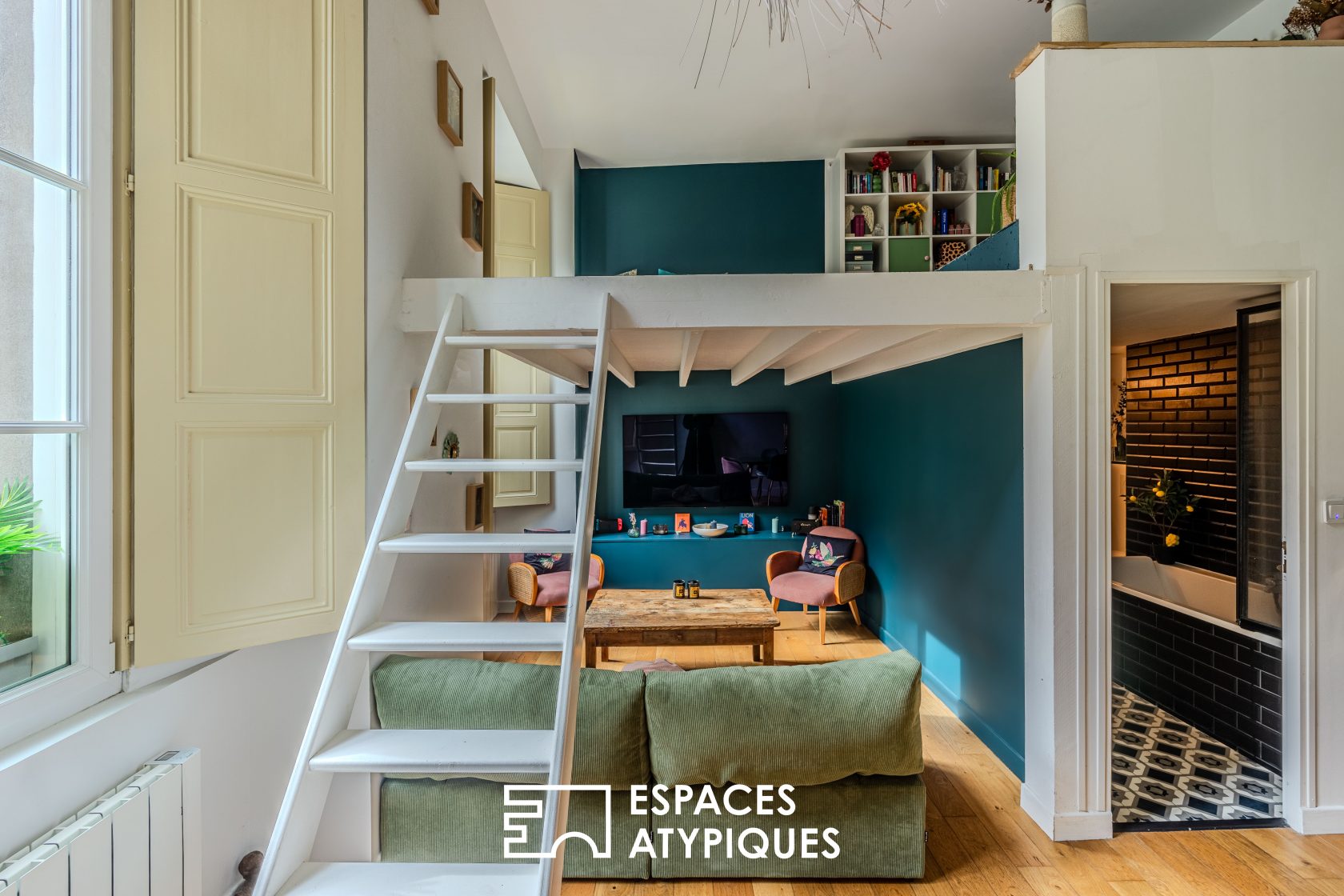 A characterful setting with a mezzanine, right in the center of Nantes