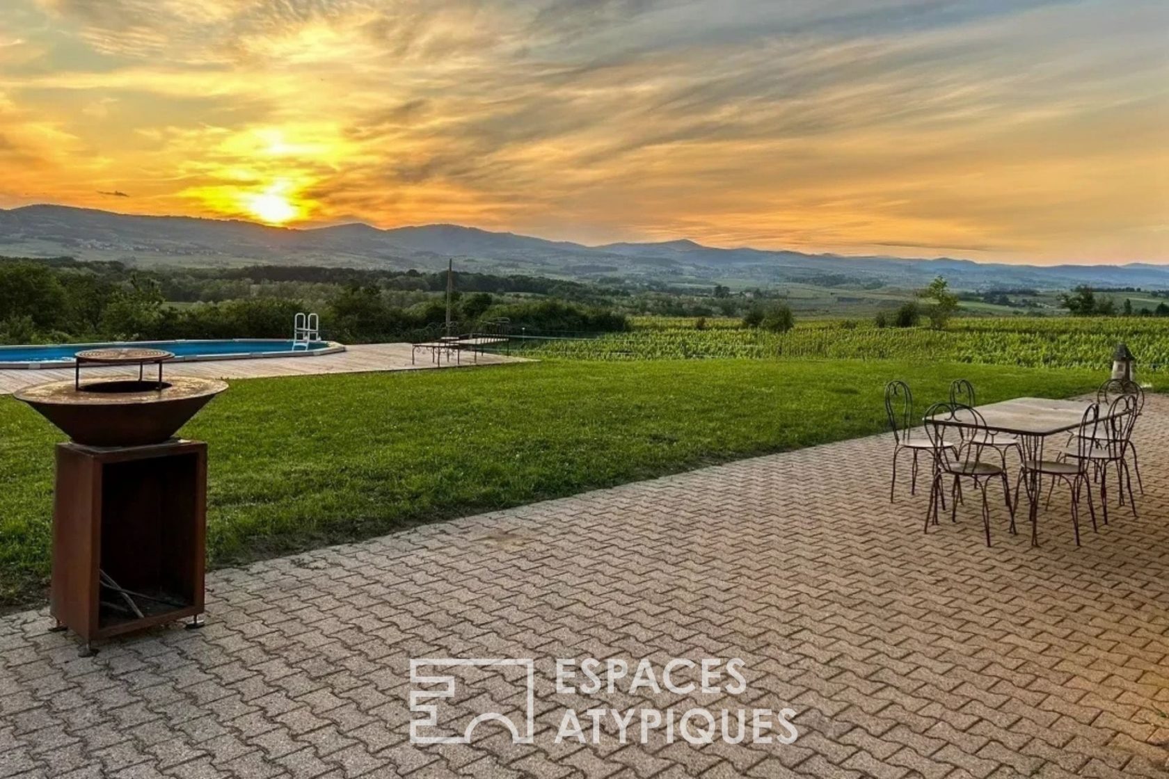 Villa with panoramic view and equestrian outbuilding