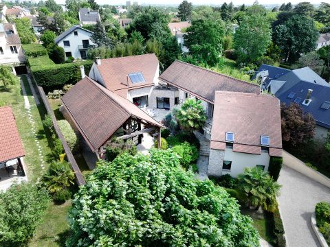 La maison d&rsquo;architecte aux volumes XXL avec une piscine intérieure à Verrières le buisson