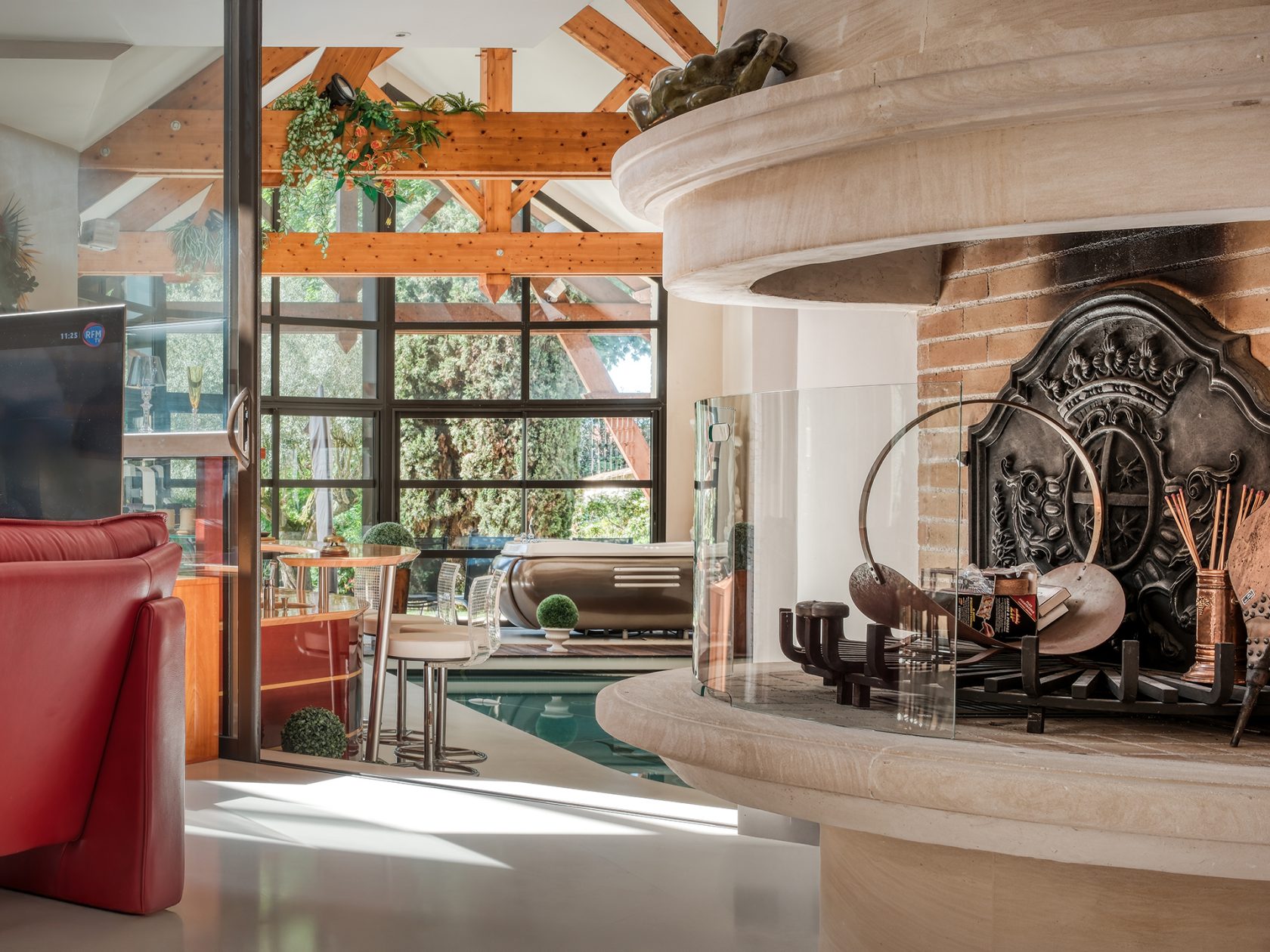 La maison d&rsquo;architecte aux volumes XXL avec une piscine intérieure à Verrières le buisson