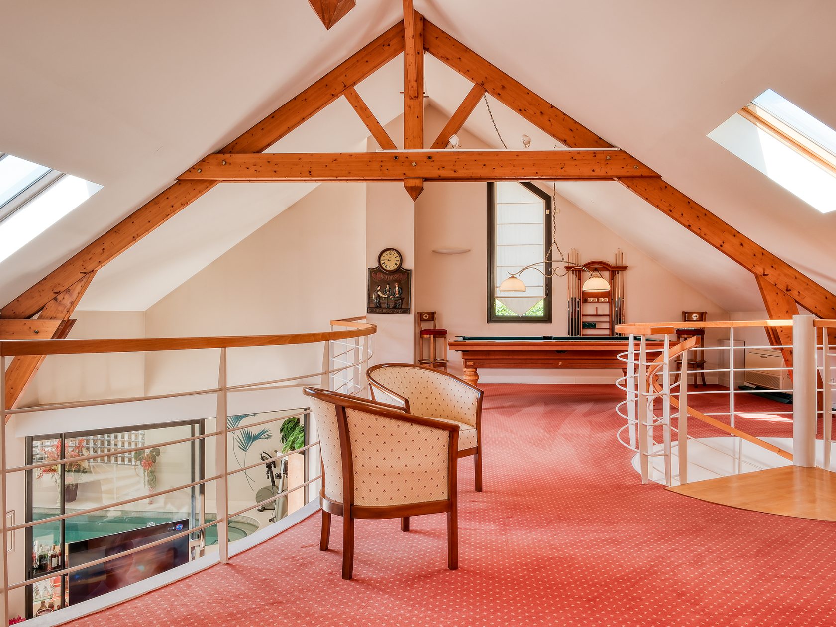 La maison d&rsquo;architecte aux volumes XXL avec une piscine intérieure à Verrières le buisson