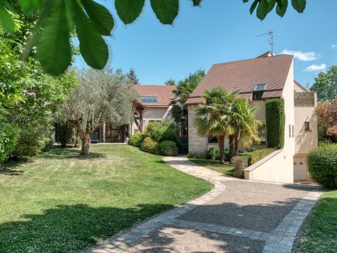 La maison d&rsquo;architecte aux volumes XXL avec une piscine intérieure à Verrières le buisson