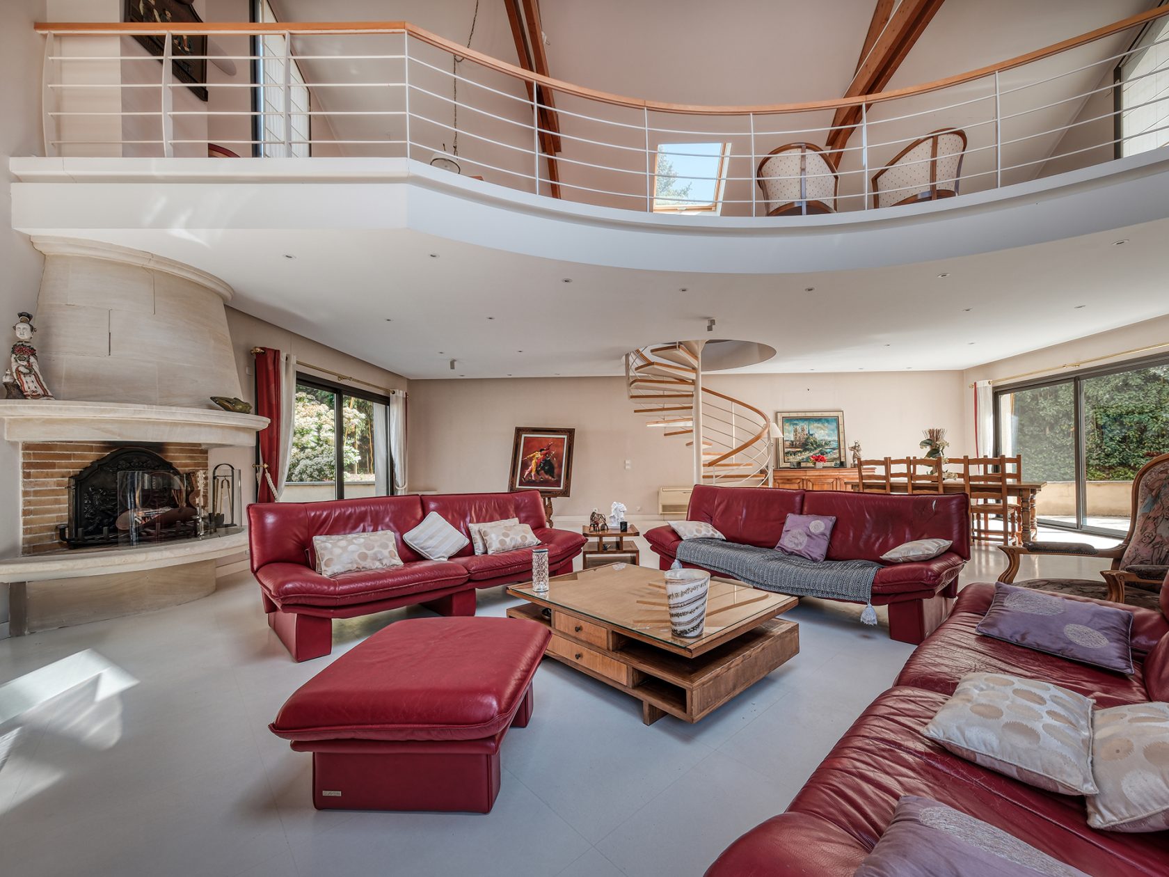 La maison d&rsquo;architecte aux volumes XXL avec une piscine intérieure à Verrières le buisson