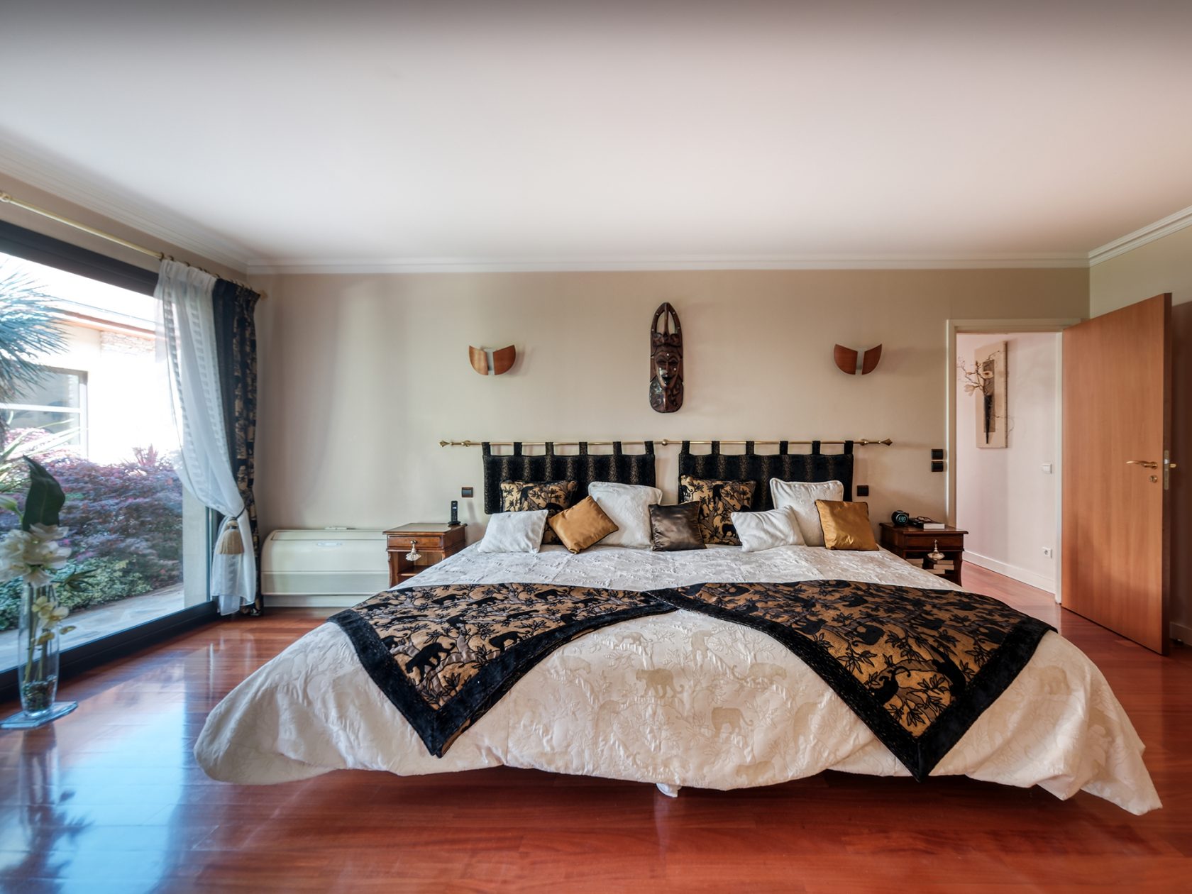 La maison d&rsquo;architecte aux volumes XXL avec une piscine intérieure à Verrières le buisson