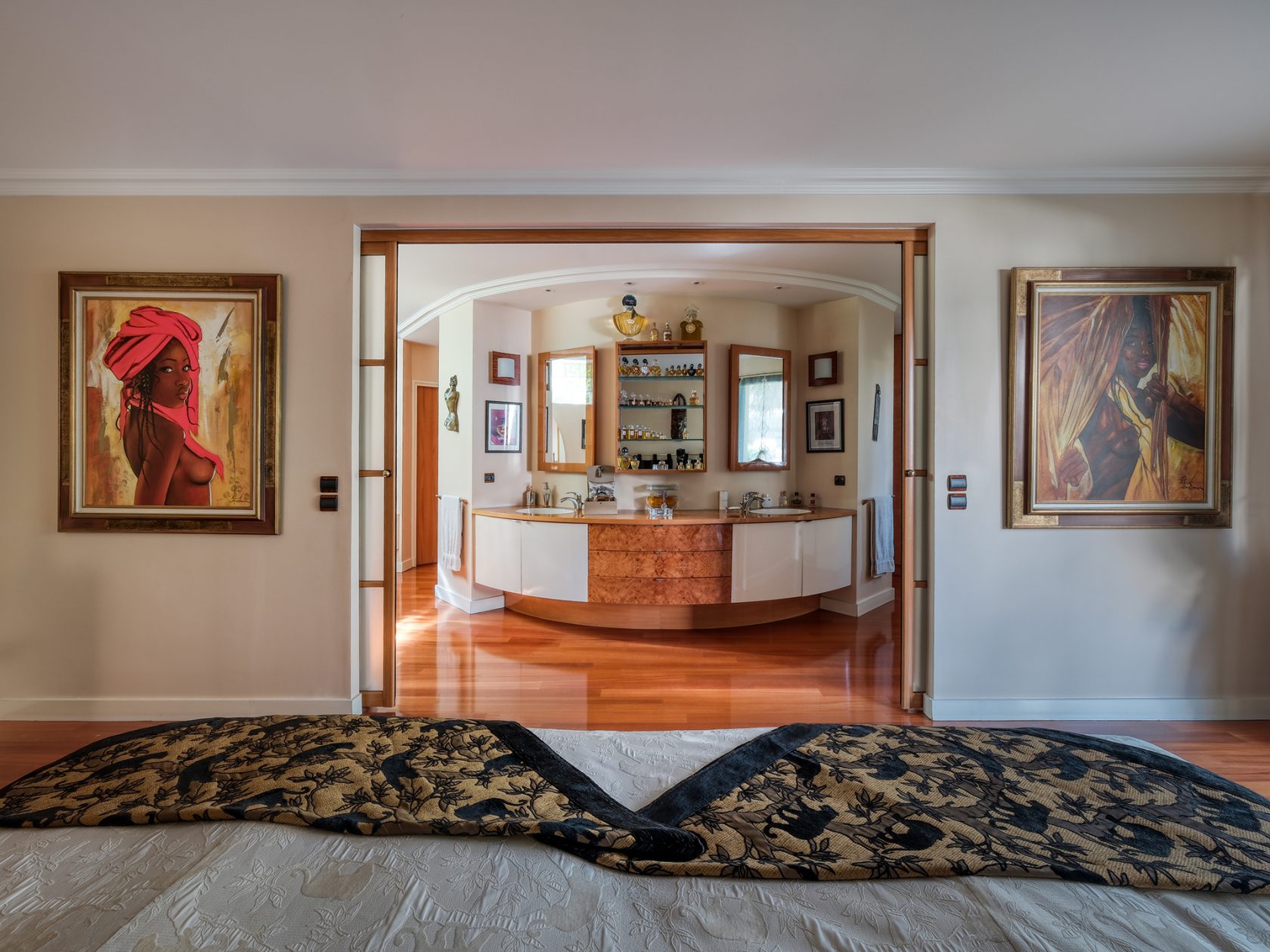 La maison d&rsquo;architecte aux volumes XXL avec une piscine intérieure à Verrières le buisson