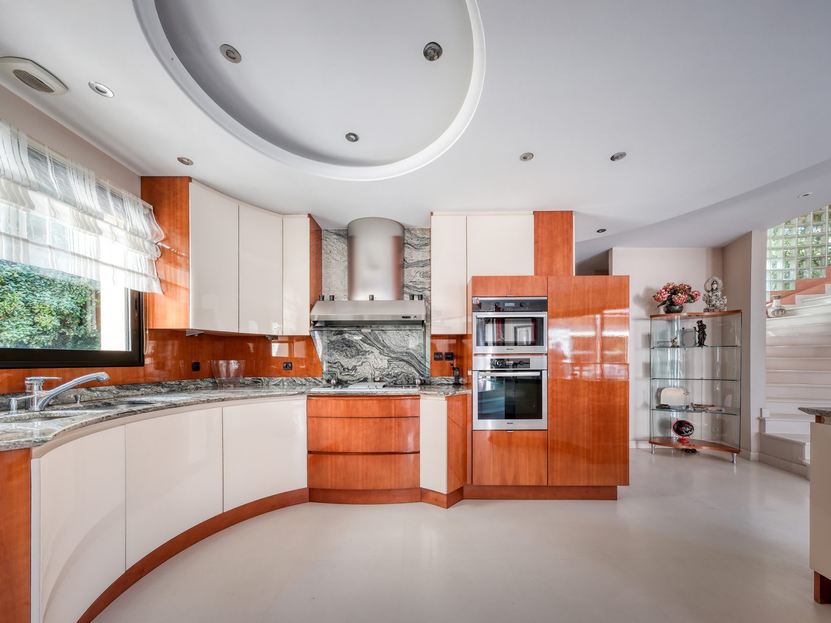 La maison d&rsquo;architecte aux volumes XXL avec une piscine intérieure à Verrières le buisson