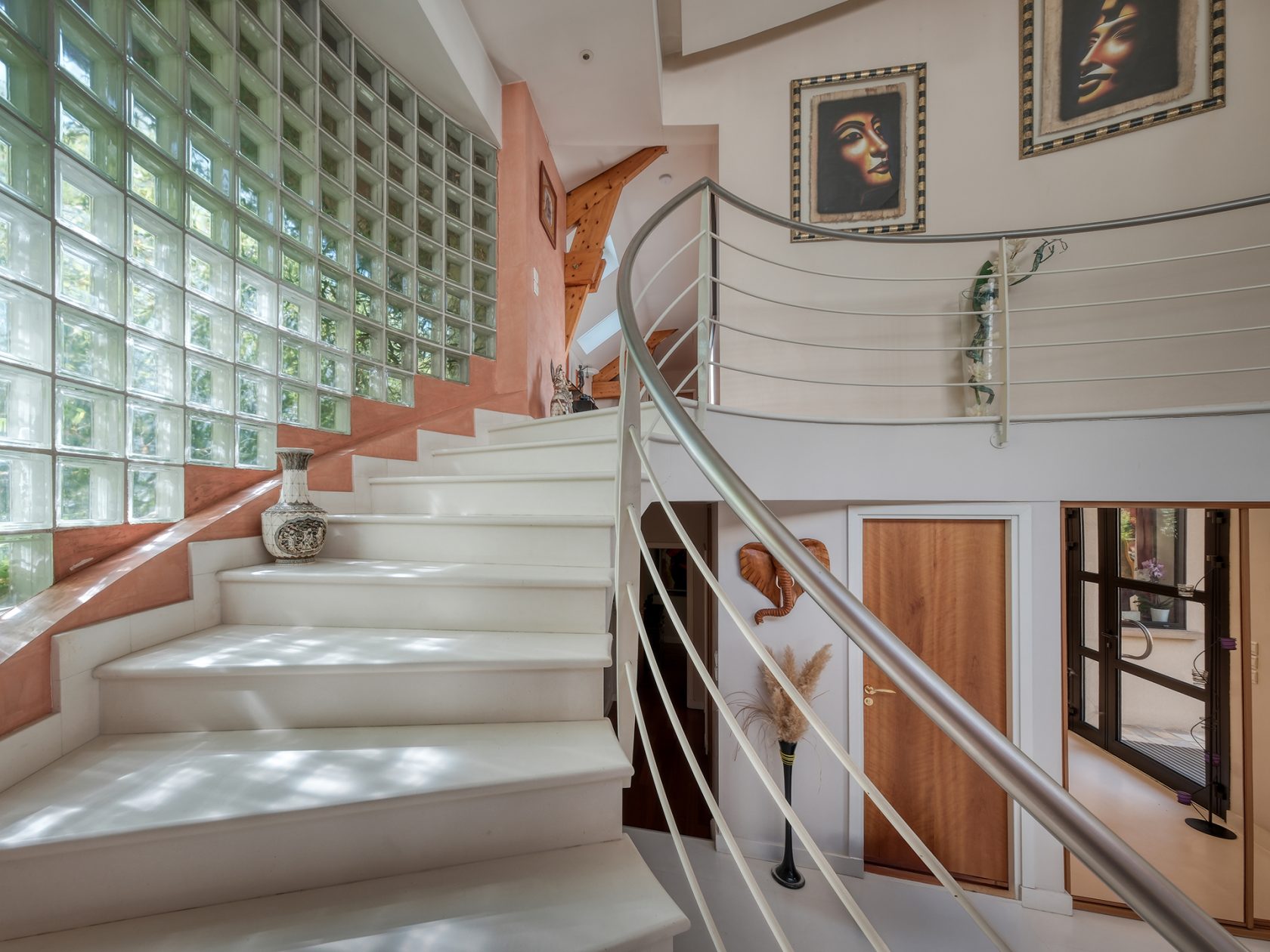 La maison d&rsquo;architecte aux volumes XXL avec une piscine intérieure à Verrières le buisson