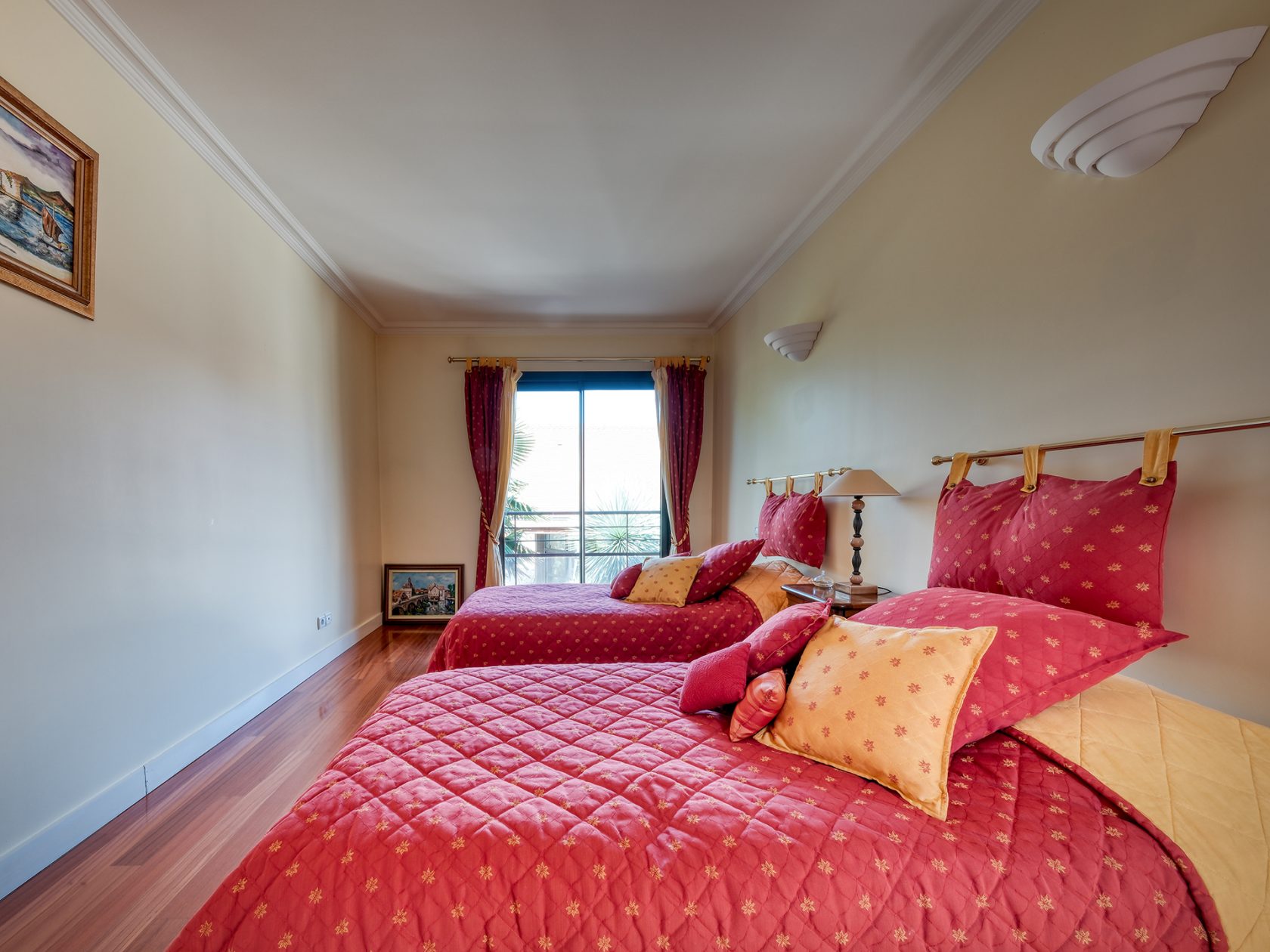 La maison d&rsquo;architecte aux volumes XXL avec une piscine intérieure à Verrières le buisson