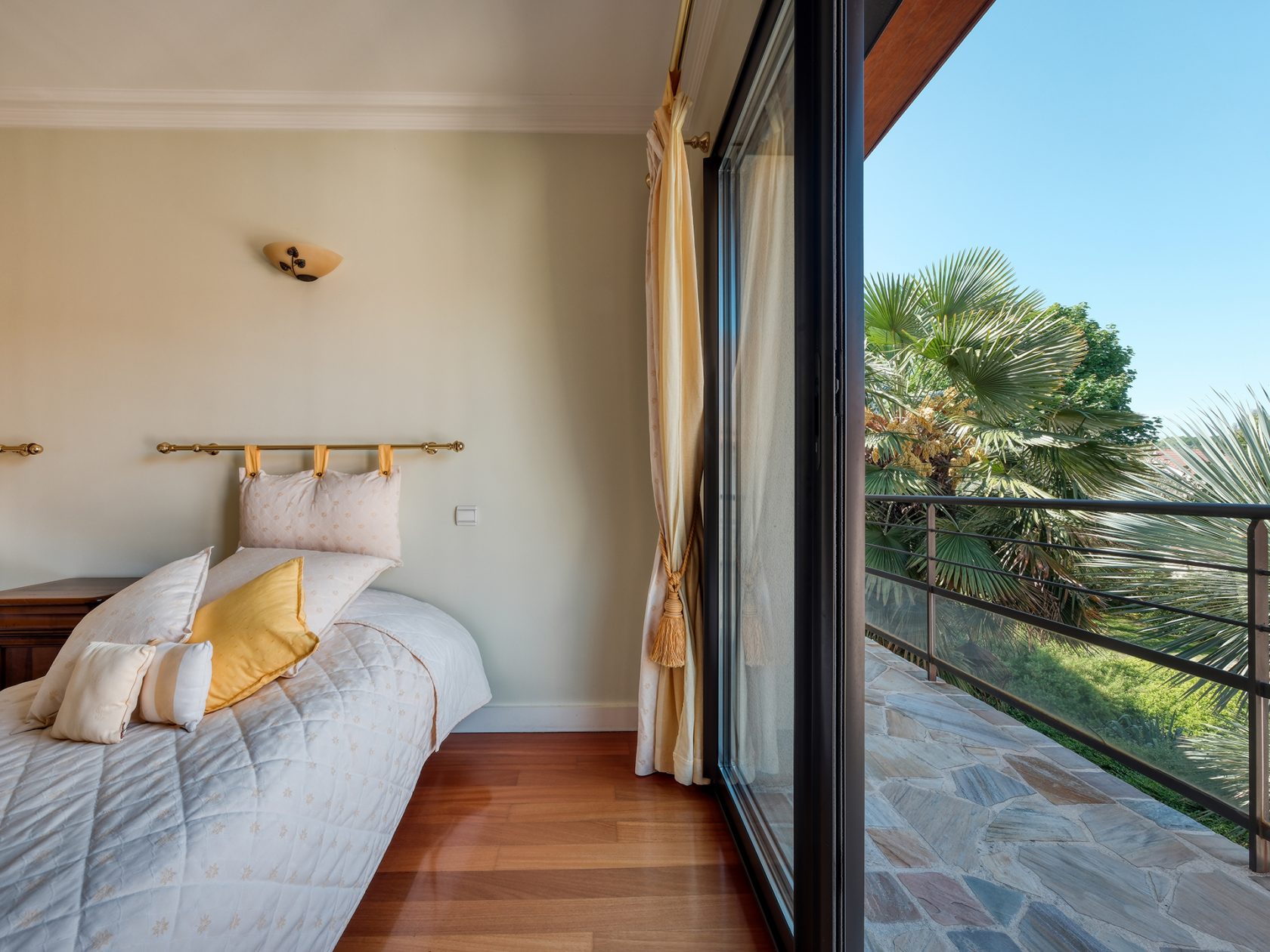 La maison d&rsquo;architecte aux volumes XXL avec une piscine intérieure à Verrières le buisson