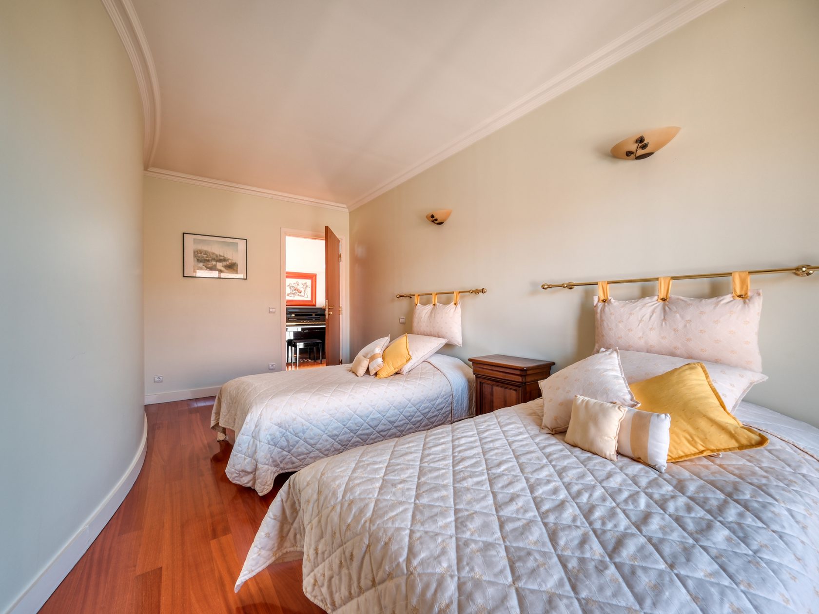 La maison d&rsquo;architecte aux volumes XXL avec une piscine intérieure à Verrières le buisson