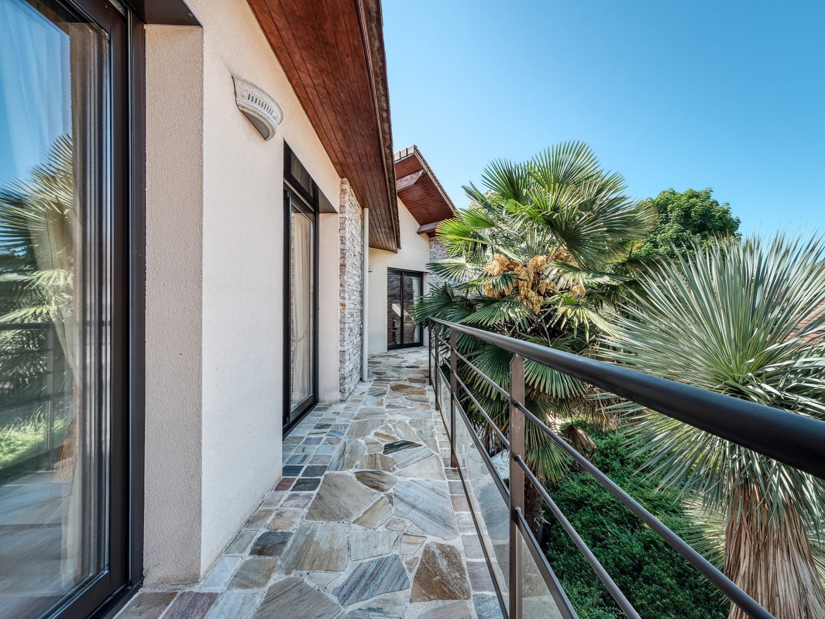 La maison d&rsquo;architecte aux volumes XXL avec une piscine intérieure à Verrières le buisson