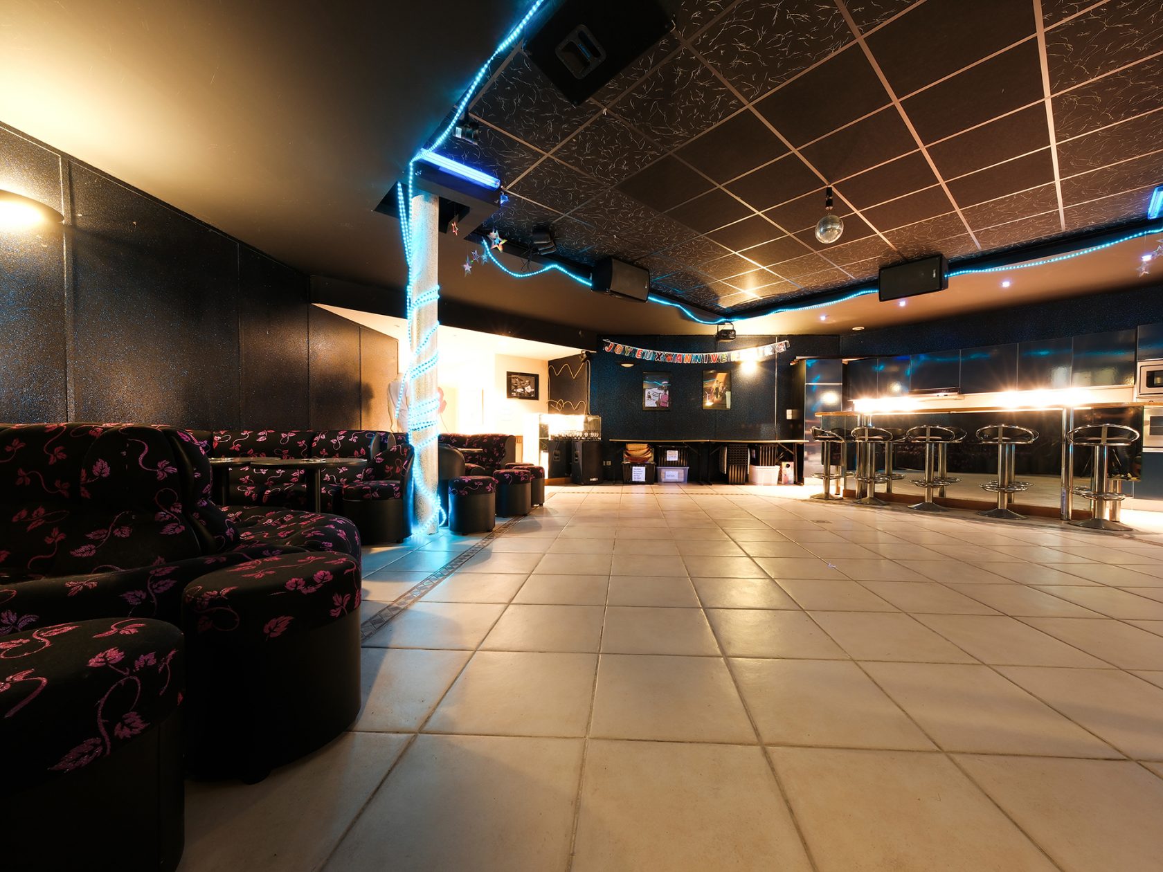 La maison d&rsquo;architecte aux volumes XXL avec une piscine intérieure à Verrières le buisson