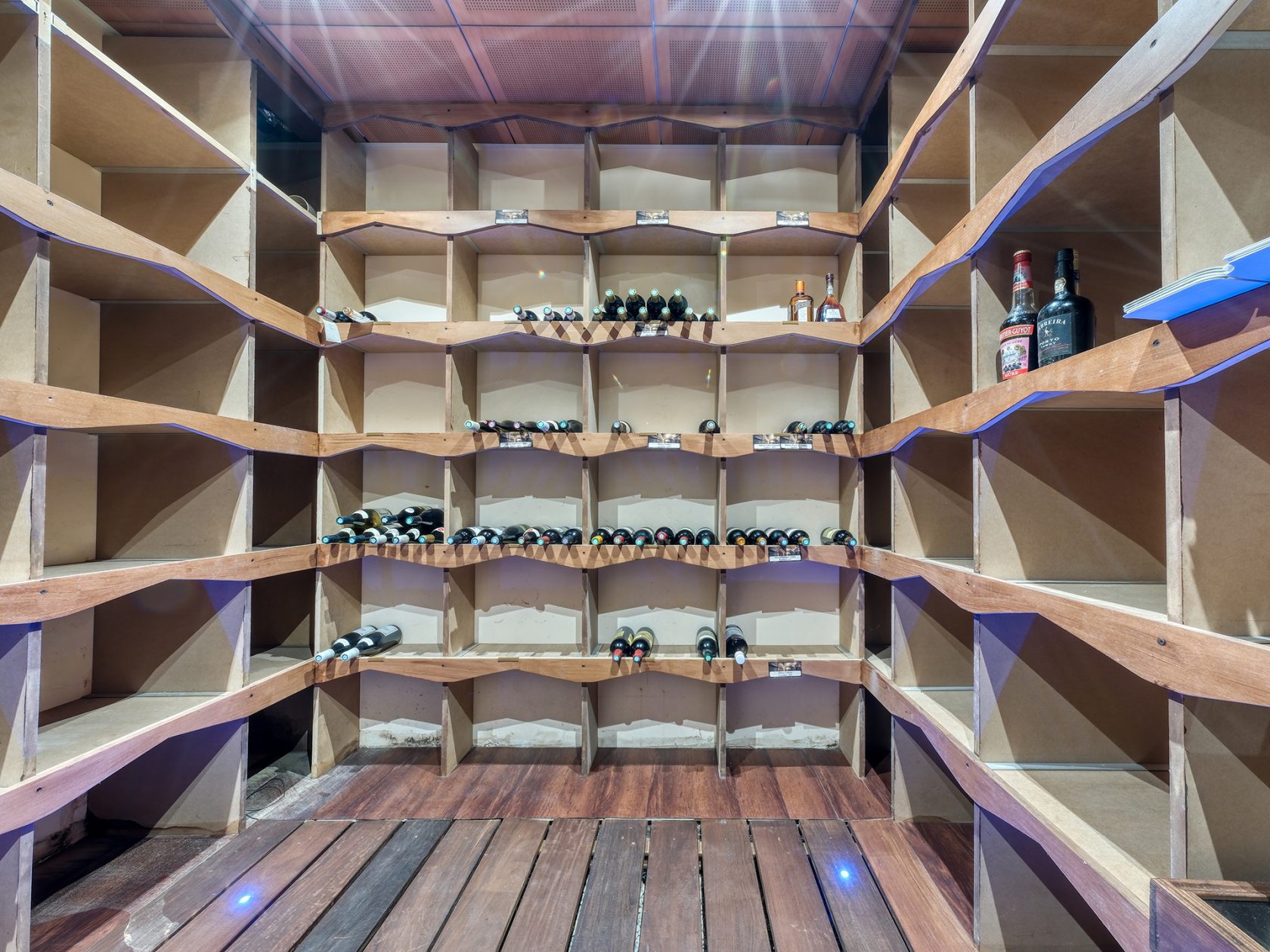 La maison d&rsquo;architecte aux volumes XXL avec une piscine intérieure à Verrières le buisson