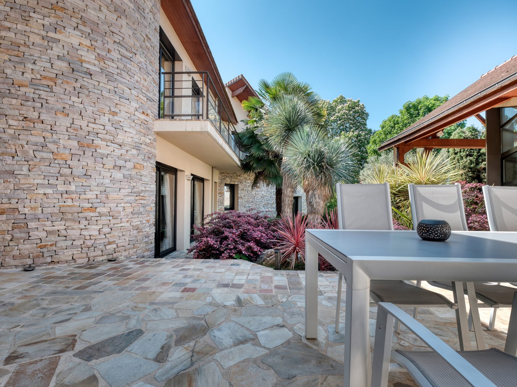 La maison d&rsquo;architecte aux volumes XXL avec une piscine intérieure à Verrières le buisson