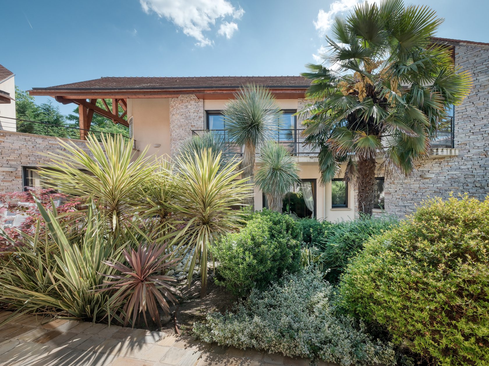 La maison d&rsquo;architecte aux volumes XXL avec une piscine intérieure à Verrières le buisson