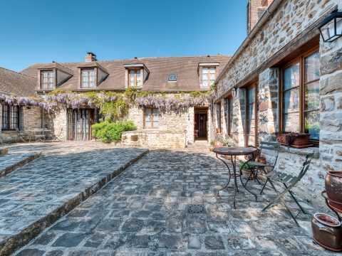 La maison historique dans le centre du village de Saint-Sulpice-de-Favières