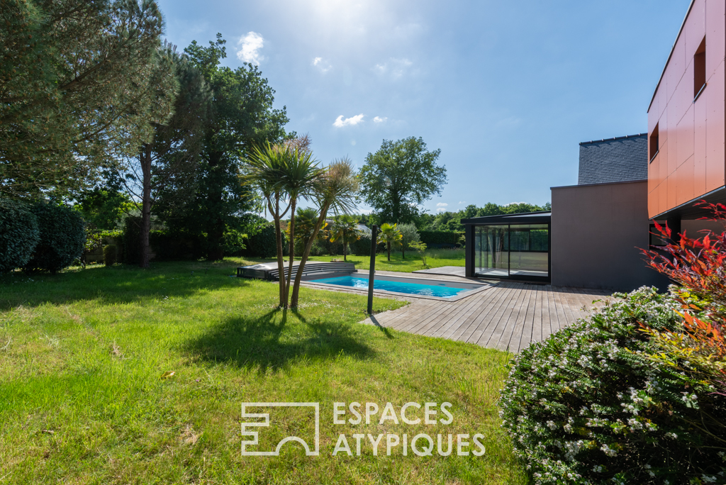 Contemporaine singulière et sa piscine