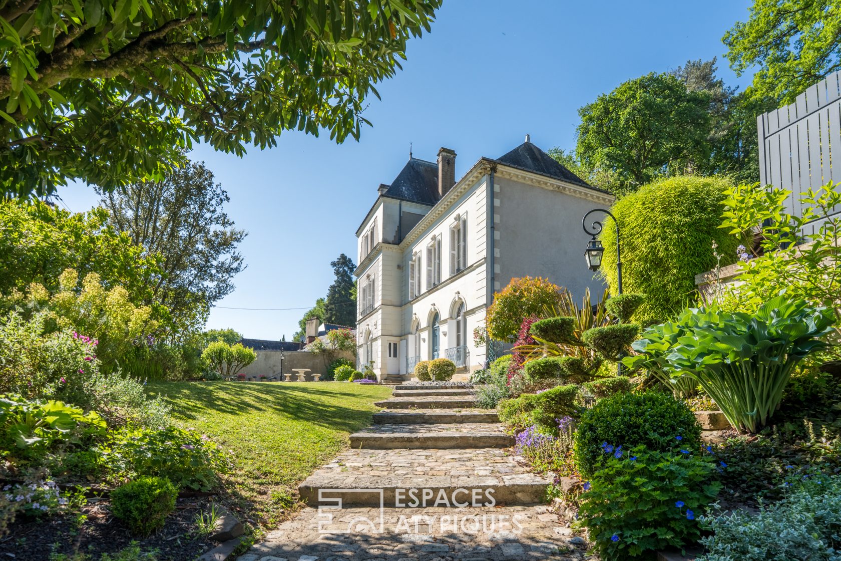 Elegant characterful residence on the outskirts of Tours