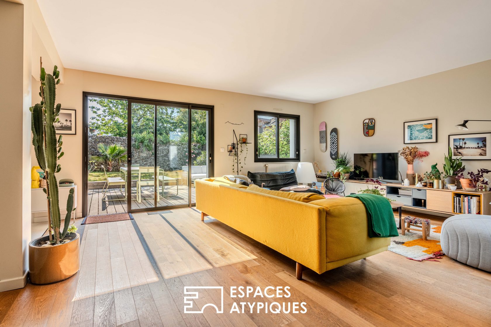 Family gem renovated by an architect in Bas de Chantenay, calm and bright setting