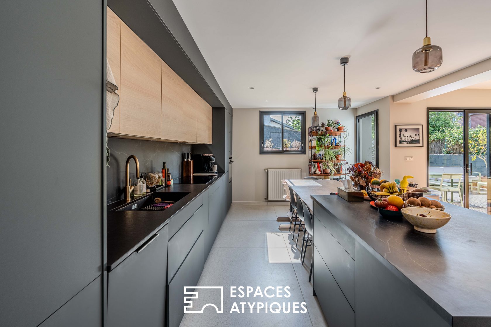 Family gem renovated by an architect in Bas de Chantenay, calm and bright setting