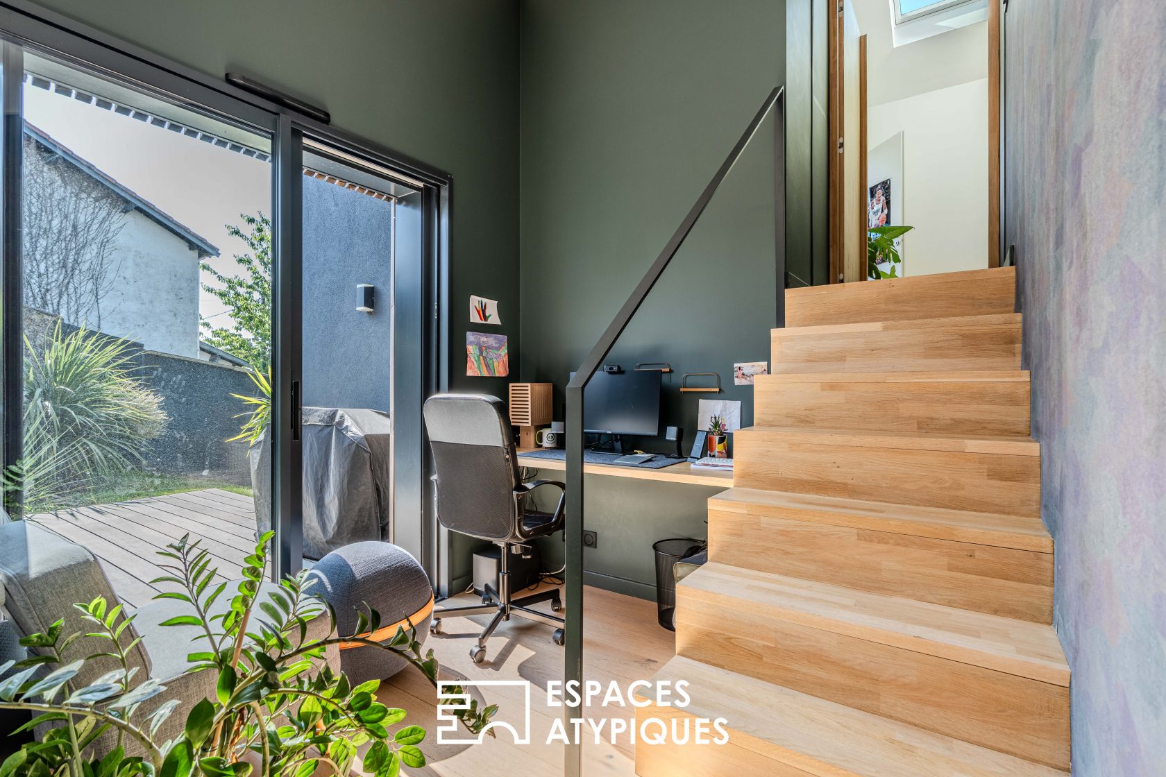Family gem renovated by an architect in Bas de Chantenay, calm and bright setting